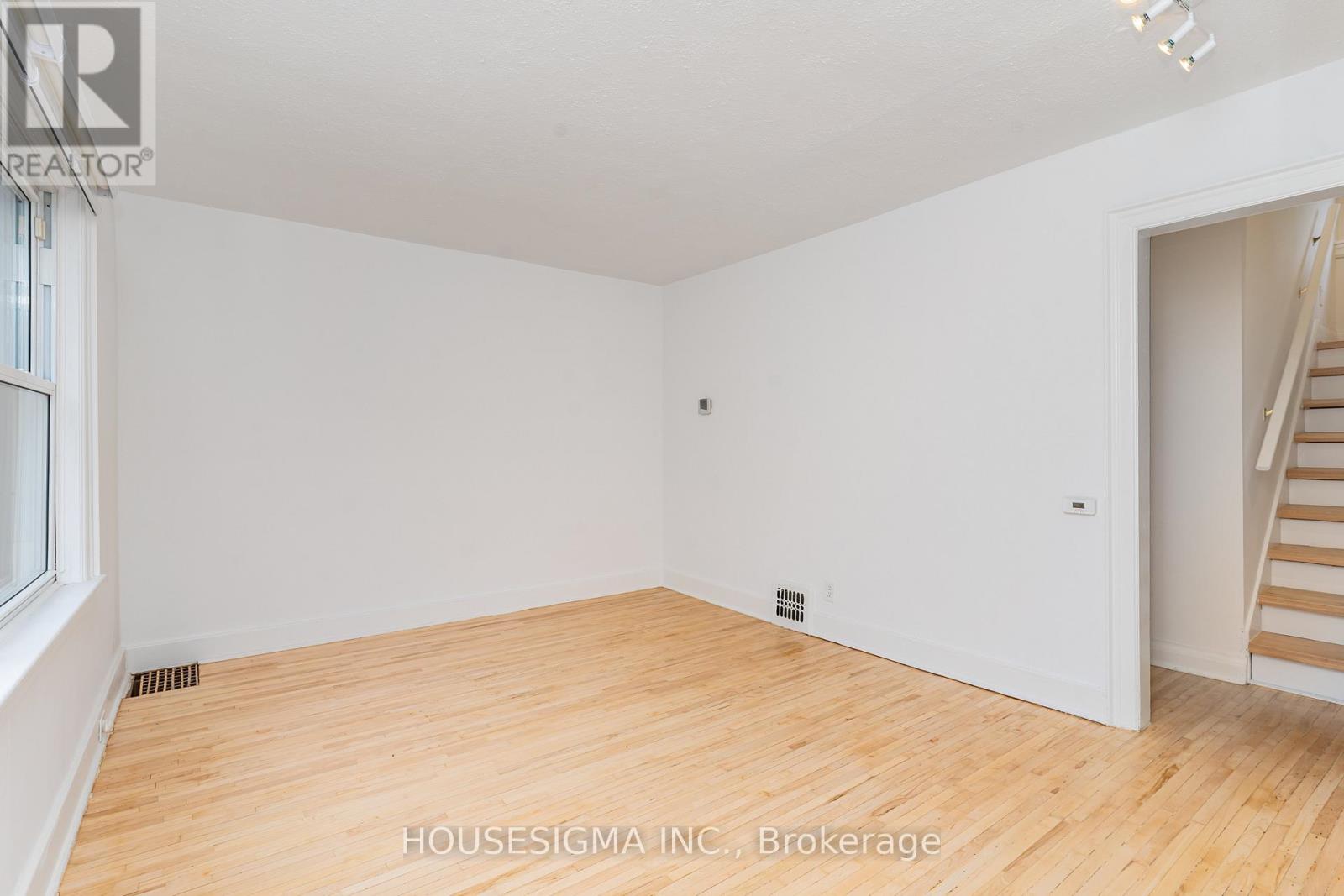 225 Bowman Street, Hamilton, Ontario  L8S 2T9 - Photo 4 - X12823128