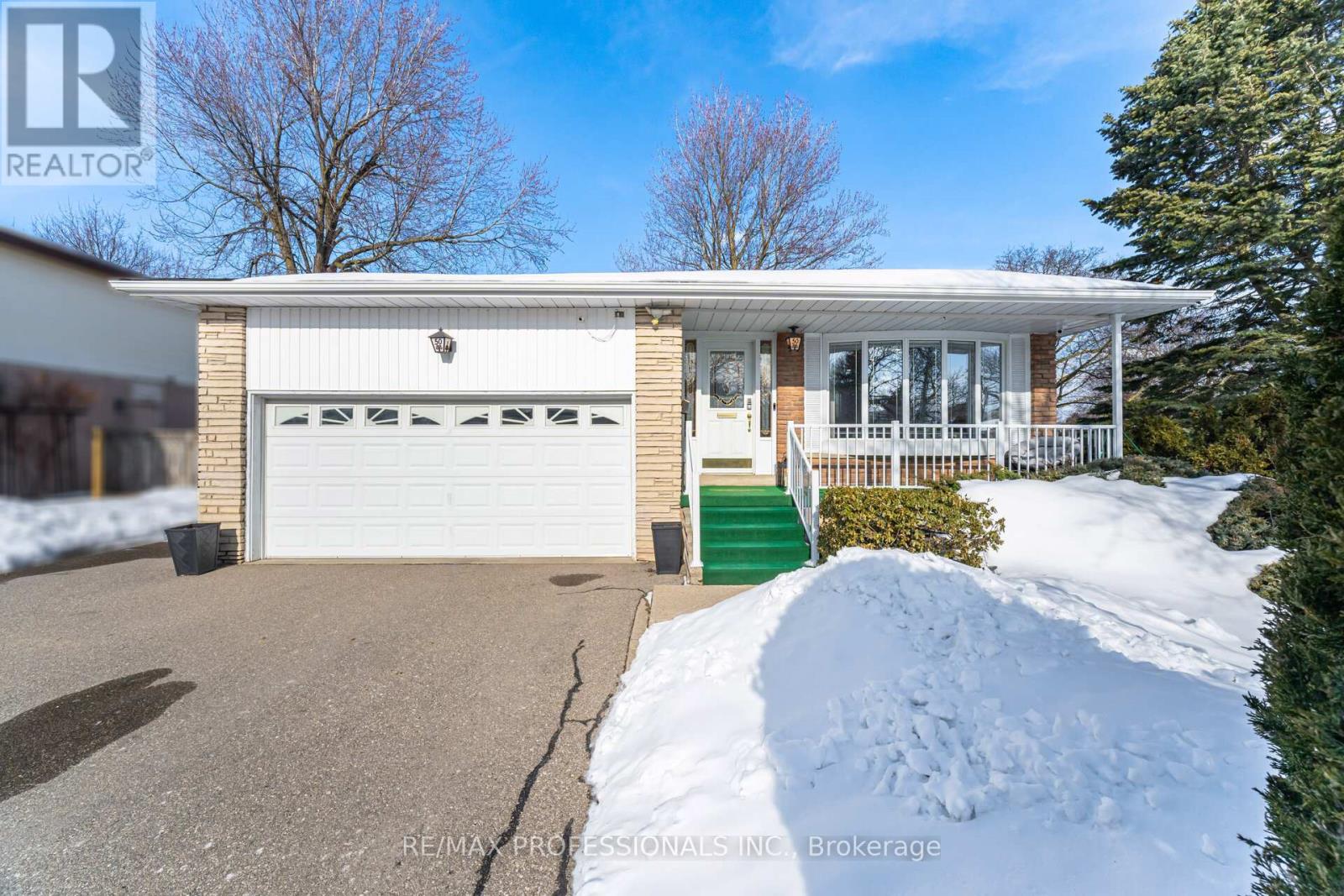 50 Trotters Lane, Brampton, Ontario  L6Y 1B6 - Photo 4 - W12820656