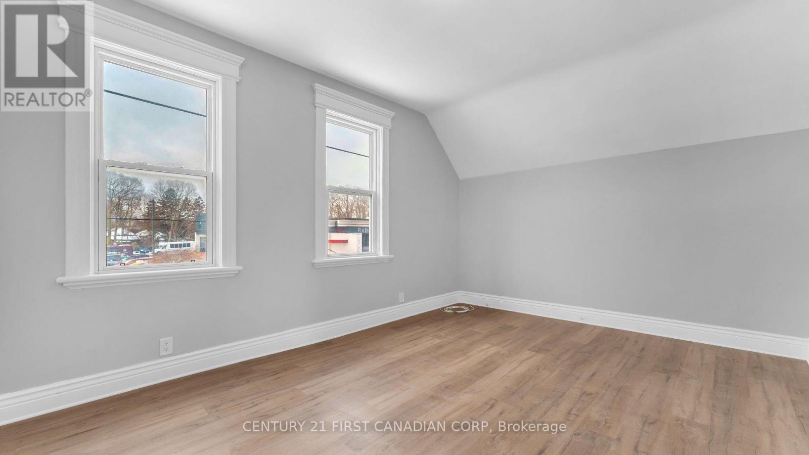 118 Wharncliffe Road S, London South, Ontario  N6J 2K3 - Photo 4 - X12823254