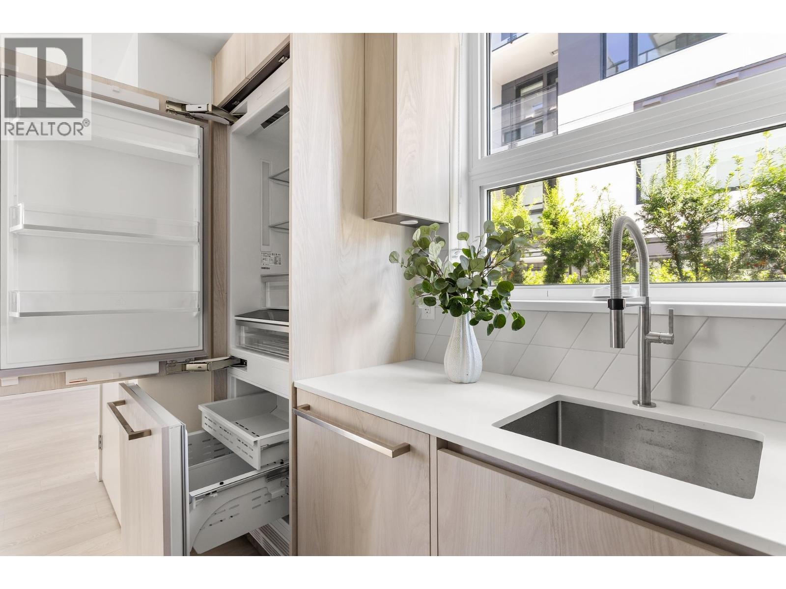 Listing Picture 10 of 38 : 3249 CLIVE AVENUE, Vancouver / 溫哥華 - 魯藝地產 Yvonne Lu Group - MLS Medallion Club Member