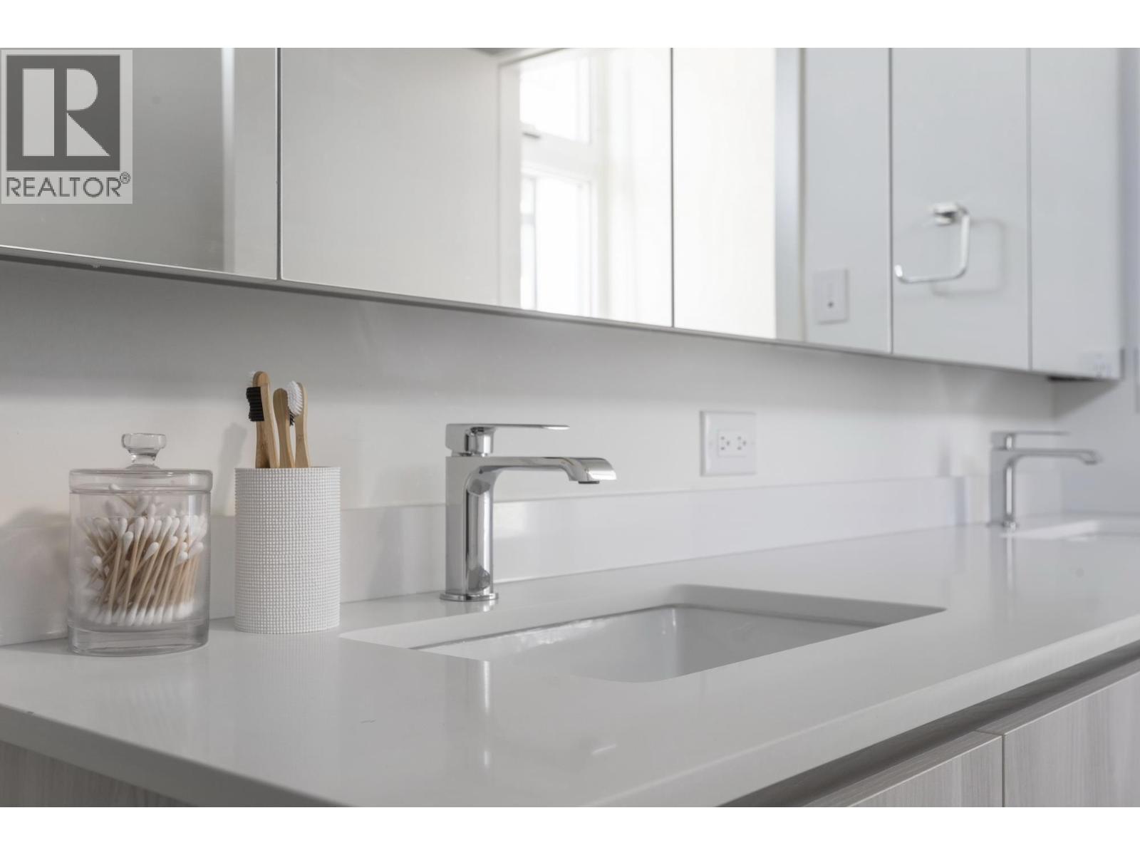 Listing Picture 19 of 38 : 3249 CLIVE AVENUE, Vancouver / 溫哥華 - 魯藝地產 Yvonne Lu Group - MLS Medallion Club Member