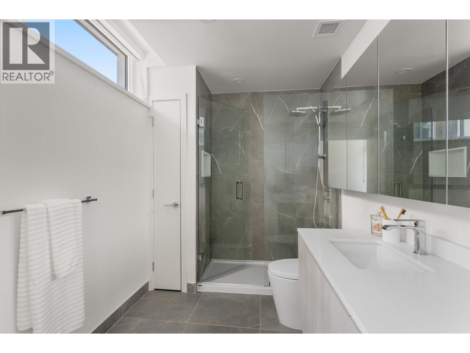 Listing Picture 20 of 38 : 3249 CLIVE AVENUE, Vancouver / 溫哥華 - 魯藝地產 Yvonne Lu Group - MLS Medallion Club Member