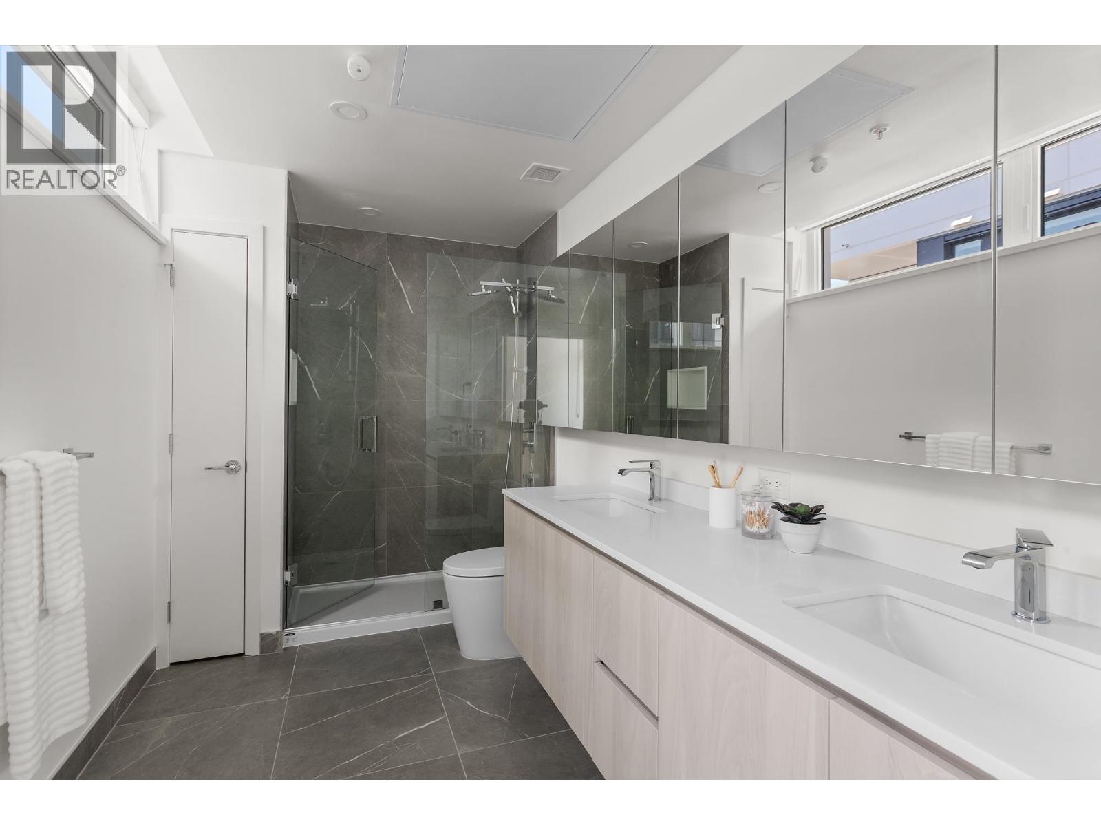 Listing Picture 17 of 38 : 3249 CLIVE AVENUE, Vancouver / 溫哥華 - 魯藝地產 Yvonne Lu Group - MLS Medallion Club Member