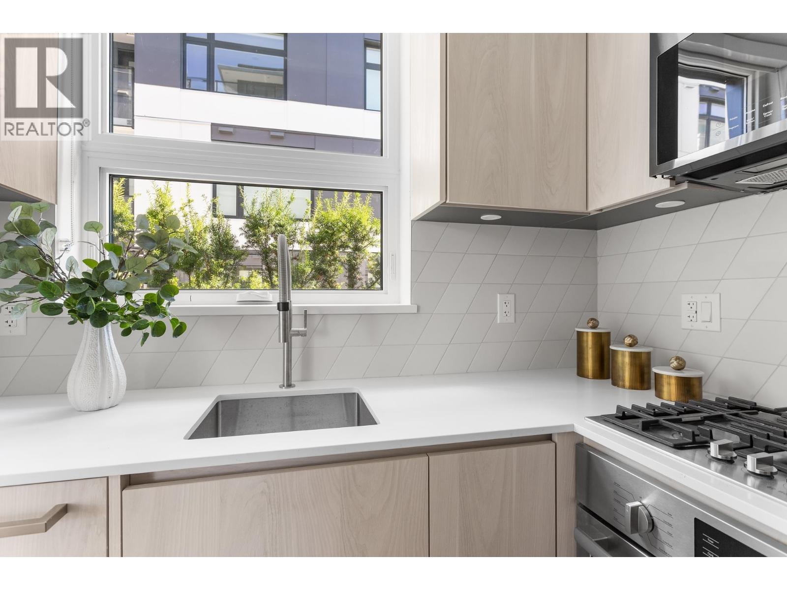 Listing Picture 8 of 38 : 3249 CLIVE AVENUE, Vancouver / 溫哥華 - 魯藝地產 Yvonne Lu Group - MLS Medallion Club Member