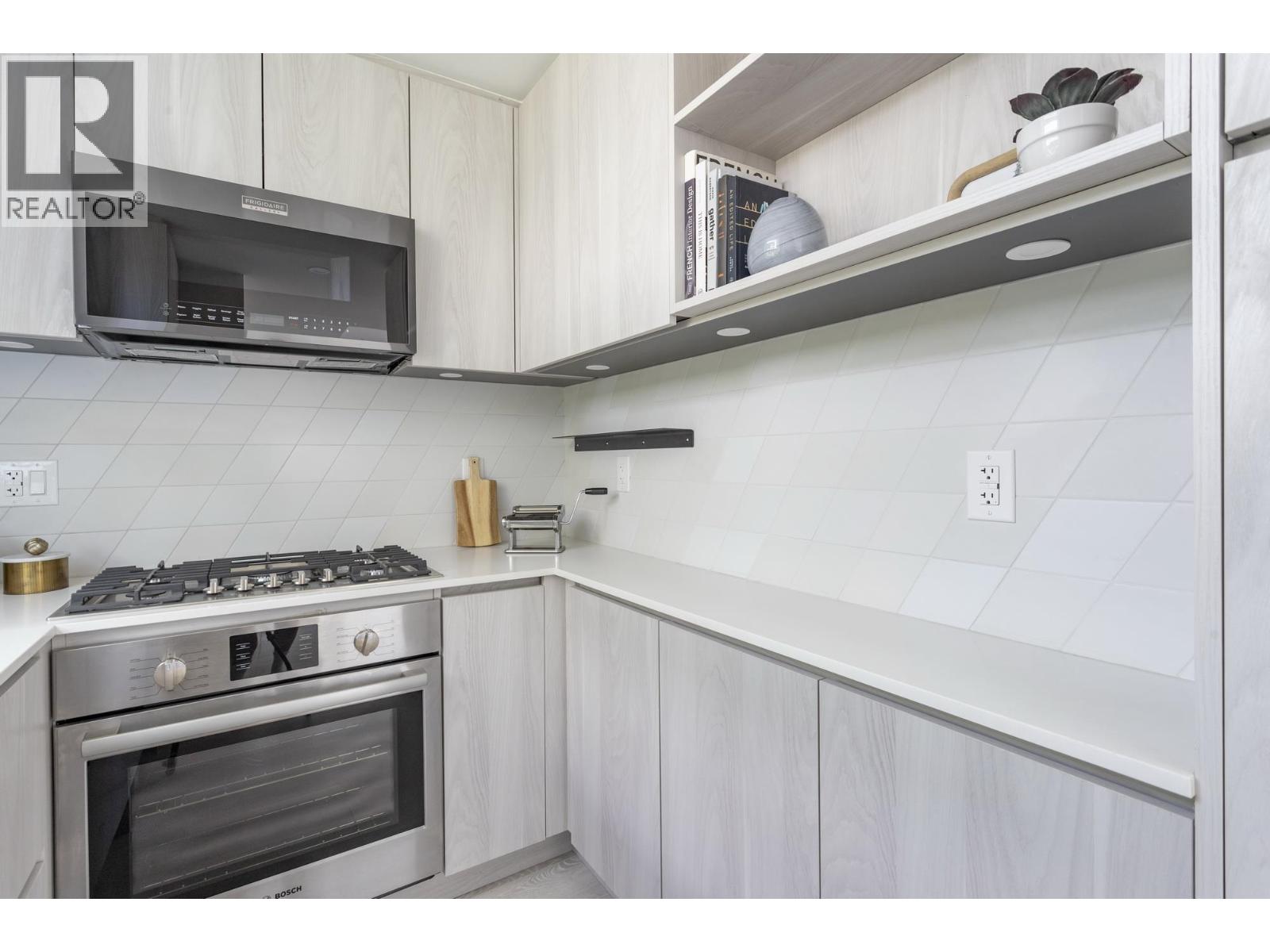 Listing Picture 12 of 38 : 3249 CLIVE AVENUE, Vancouver / 溫哥華 - 魯藝地產 Yvonne Lu Group - MLS Medallion Club Member