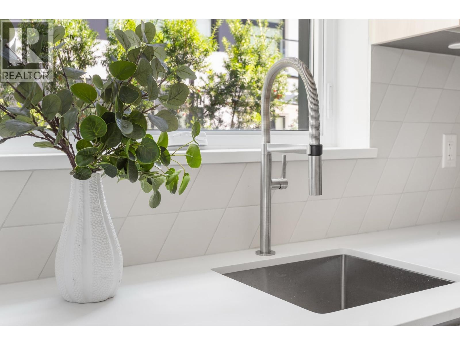 Listing Picture 6 of 38 : 3249 CLIVE AVENUE, Vancouver / 溫哥華 - 魯藝地產 Yvonne Lu Group - MLS Medallion Club Member