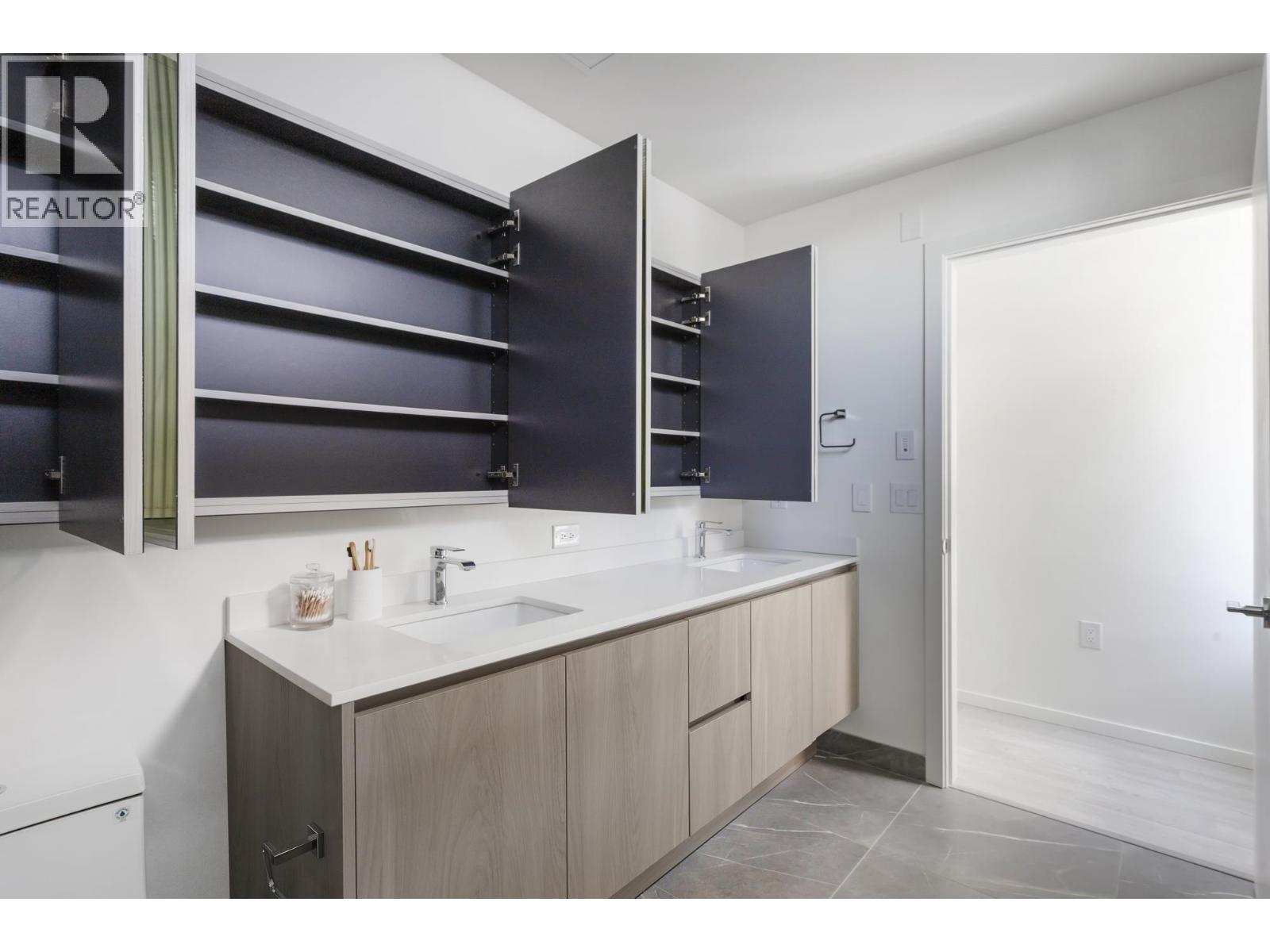 Listing Picture 22 of 38 : 3249 CLIVE AVENUE, Vancouver / 溫哥華 - 魯藝地產 Yvonne Lu Group - MLS Medallion Club Member