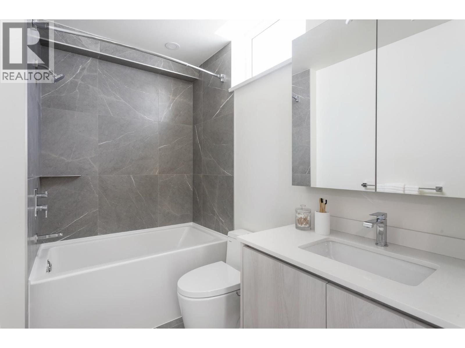 Listing Picture 14 of 38 : 3249 CLIVE AVENUE, Vancouver / 溫哥華 - 魯藝地產 Yvonne Lu Group - MLS Medallion Club Member