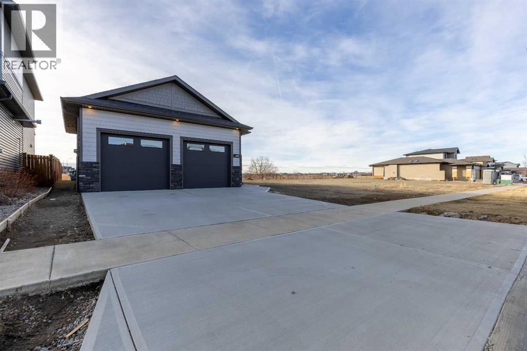 322 Canyon Meadows Road W, Lethbridge, Alberta  T1K 8E7 - Photo 3 - A2277428