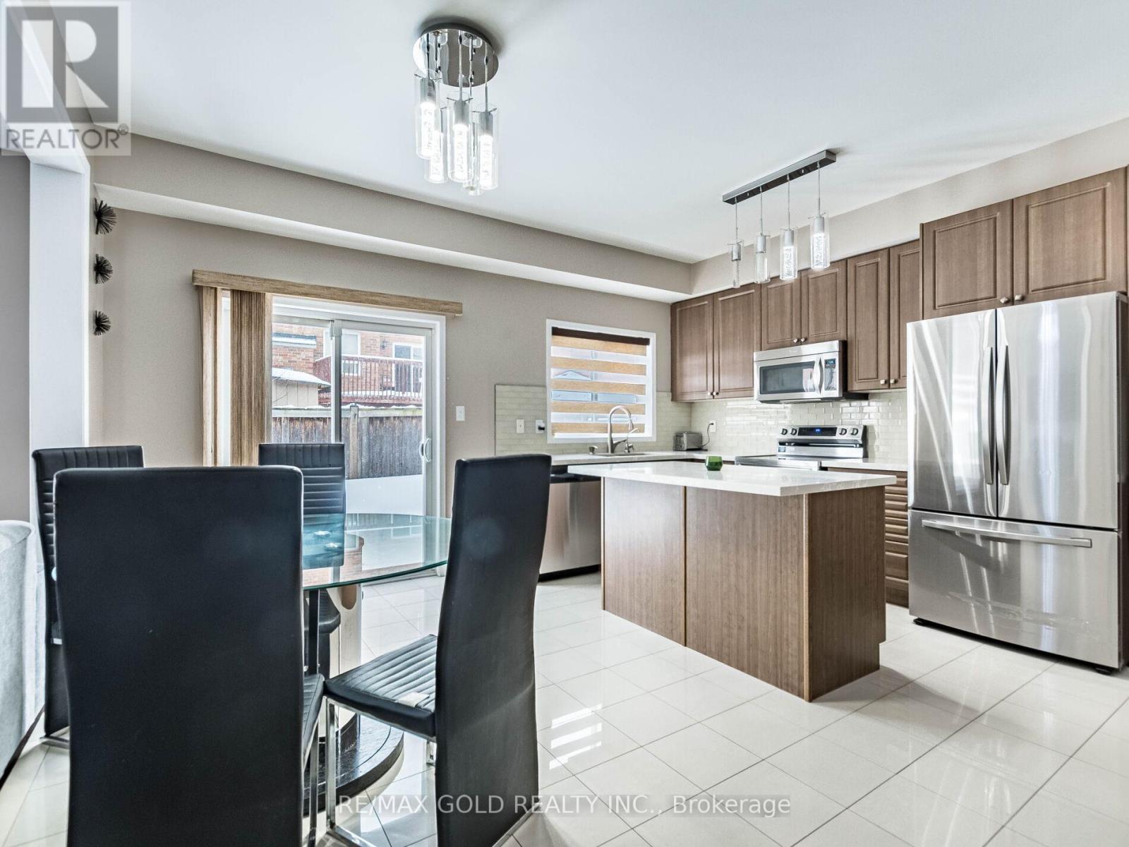 18 Travis Crescent, Brampton, Ontario  L7A 0P2 - Photo 14 - W12823256