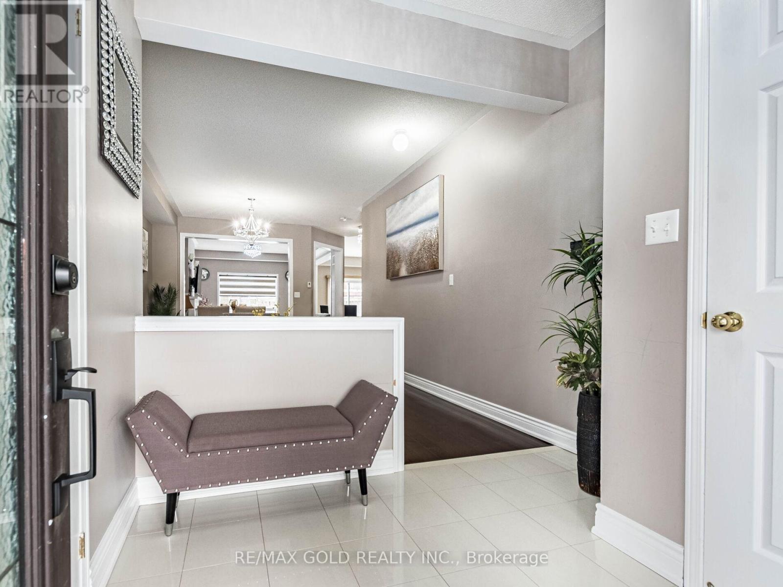 18 Travis Crescent, Brampton, Ontario  L7A 0P2 - Photo 3 - W12823256