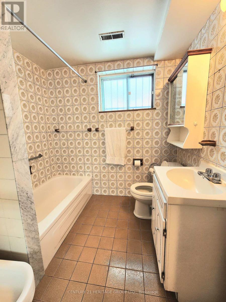 135 Derrydown Road, Toronto, Ontario  M3J 1R6 - Photo 16 - W12823264