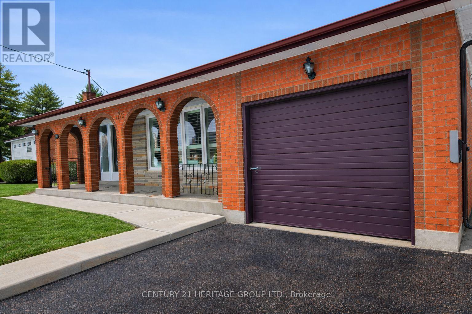 135 Derrydown Road, Toronto, Ontario  M3J 1R6 - Photo 2 - W12823264