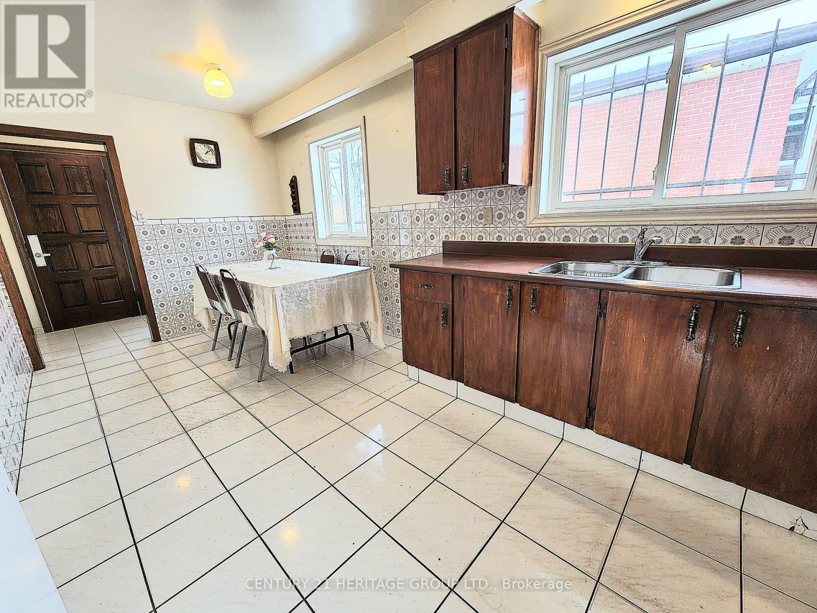 135 Derrydown Road, Toronto, Ontario  M3J 1R6 - Photo 5 - W12823264