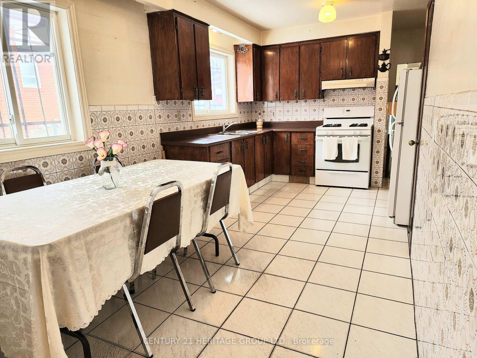 135 Derrydown Road, Toronto, Ontario  M3J 1R6 - Photo 6 - W12823264