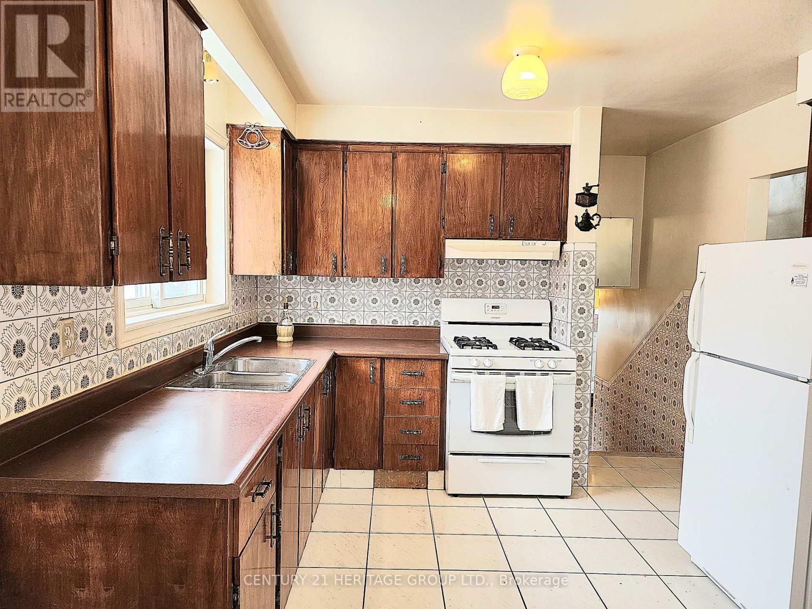 135 Derrydown Road, Toronto, Ontario  M3J 1R6 - Photo 7 - W12823264