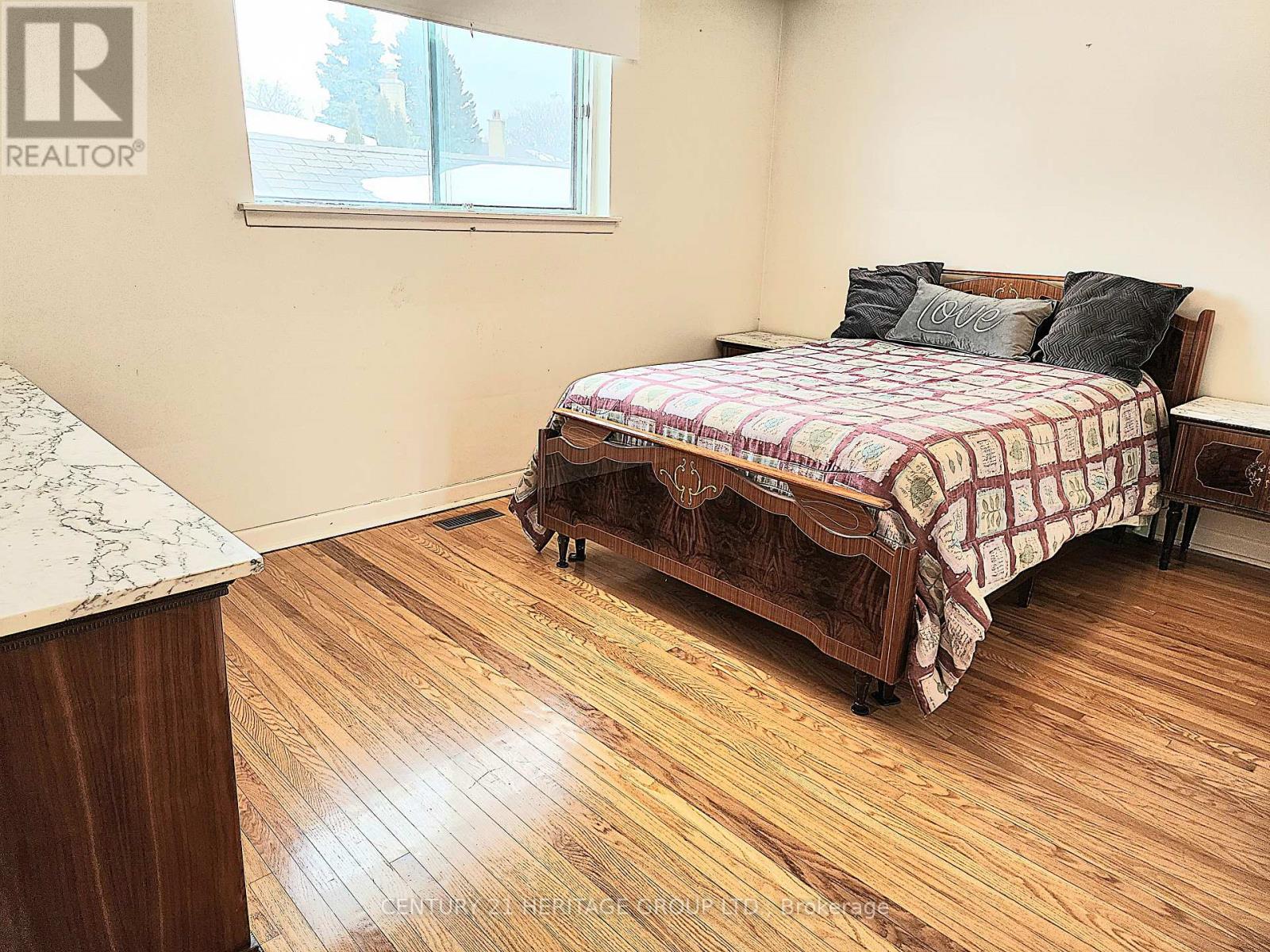 135 Derrydown Road, Toronto, Ontario  M3J 1R6 - Photo 9 - W12823264