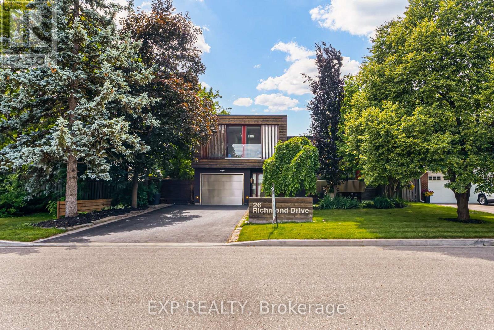 26 Richmond Drive, Brampton, Ontario  L6W 2E9 - Photo 2 - W12823286