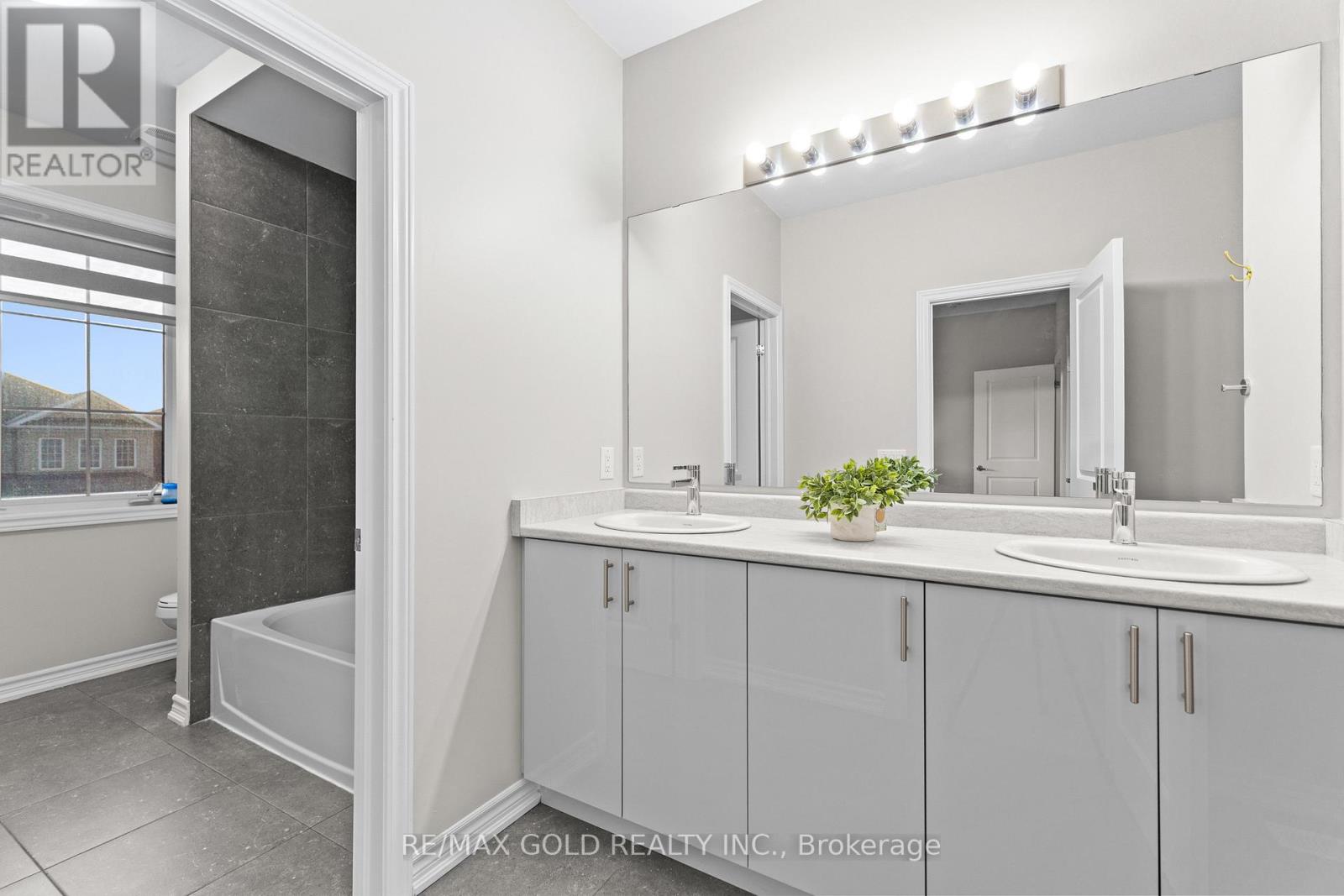 41 Rainbrook Close, Brampton, Ontario  L6R 0Y9 - Photo 18 - W12823310