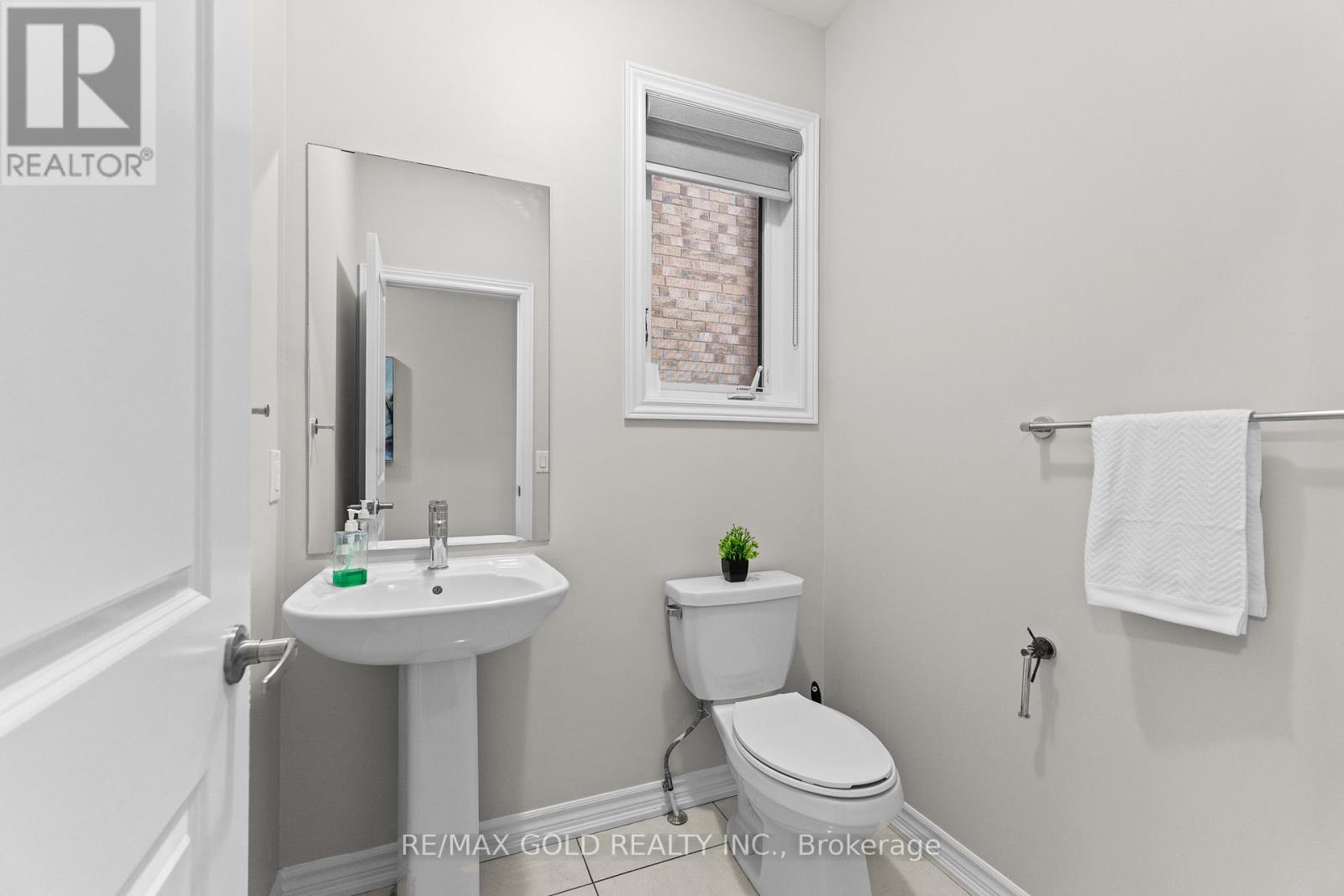 41 Rainbrook Close, Brampton, Ontario  L6R 0Y9 - Photo 5 - W12823310