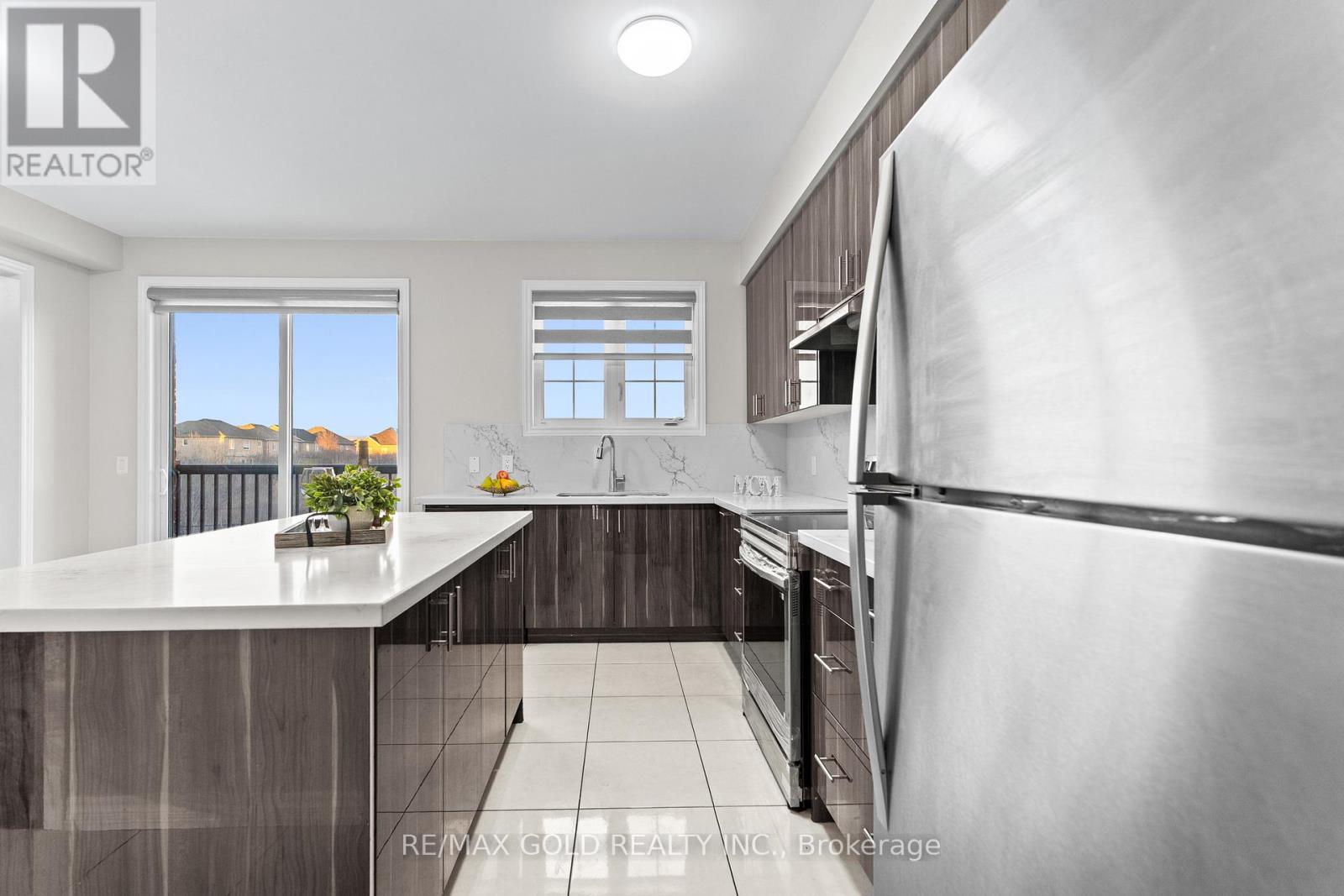 41 Rainbrook Close, Brampton, Ontario  L6R 0Y9 - Photo 9 - W12823310