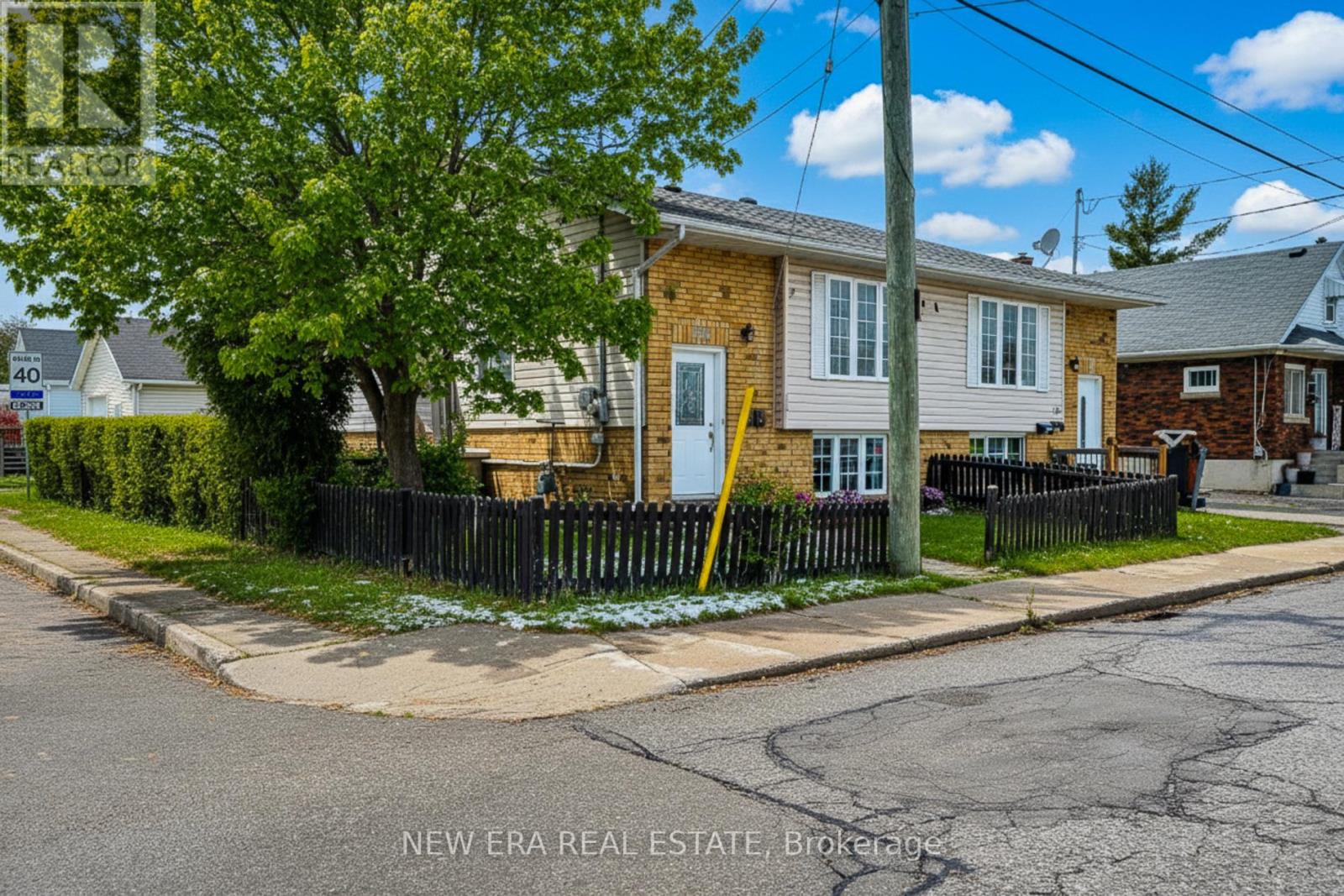 103 Vine Street, St. Catharines, Ontario  L2R 3Y3 - Photo 3 - X12823262