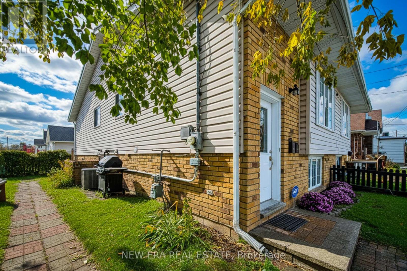 103 Vine Street, St. Catharines, Ontario  L2R 3Y3 - Photo 4 - X12823262