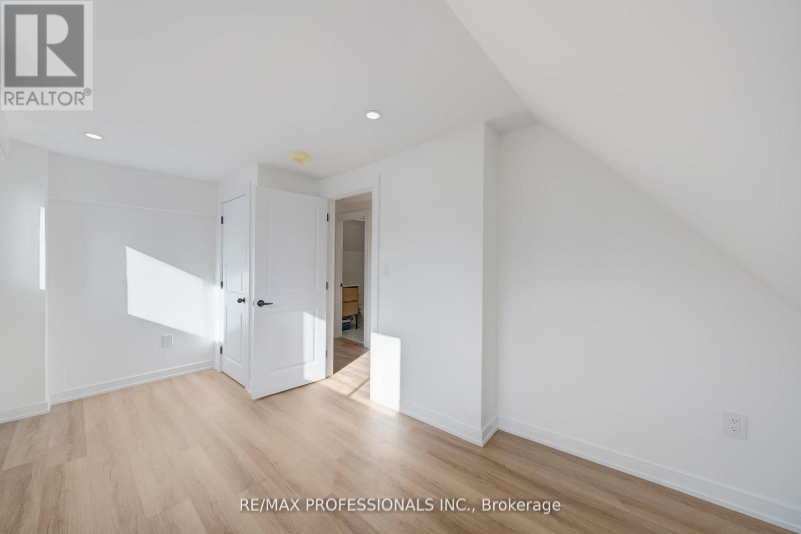 27 Oakdale Avenue, St. Catharines, Ontario  L2P 2B8 - Photo 6 - X12823282