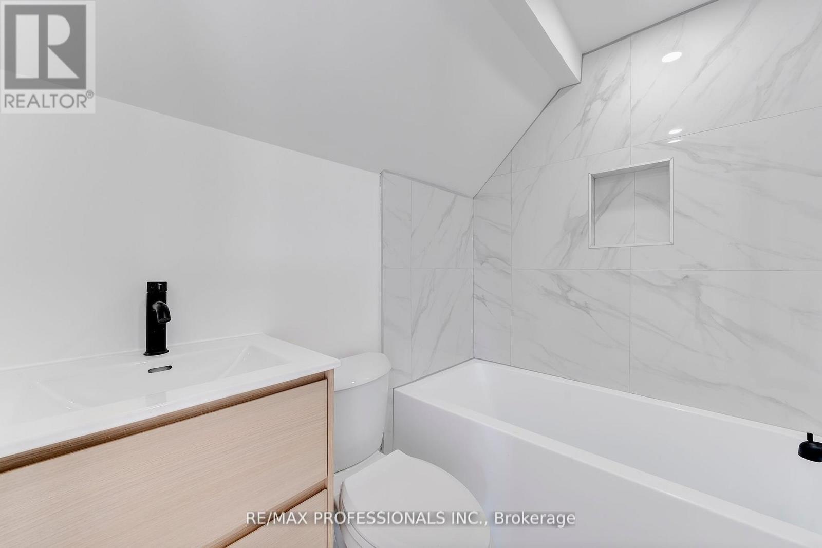 27 Oakdale Avenue, St. Catharines, Ontario  L2P 2B8 - Photo 9 - X12823282