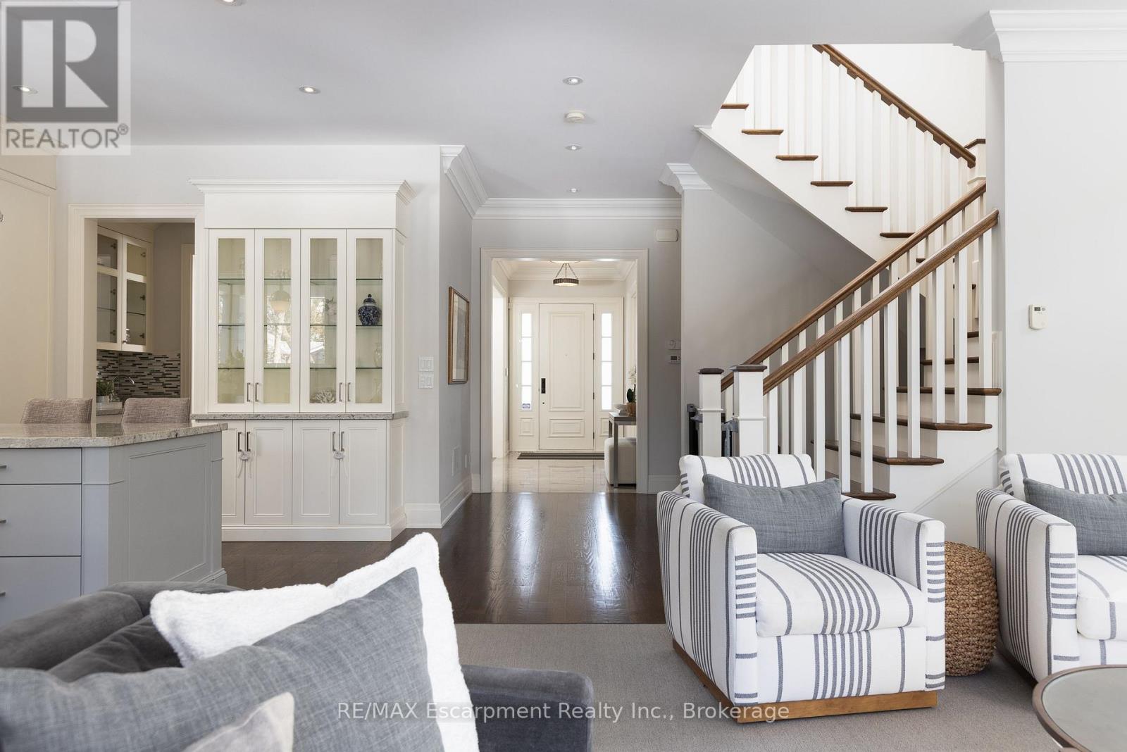 2469 Applewood Drive, Oakville, Ontario  L6L 1V7 - Photo 7 - W12823556