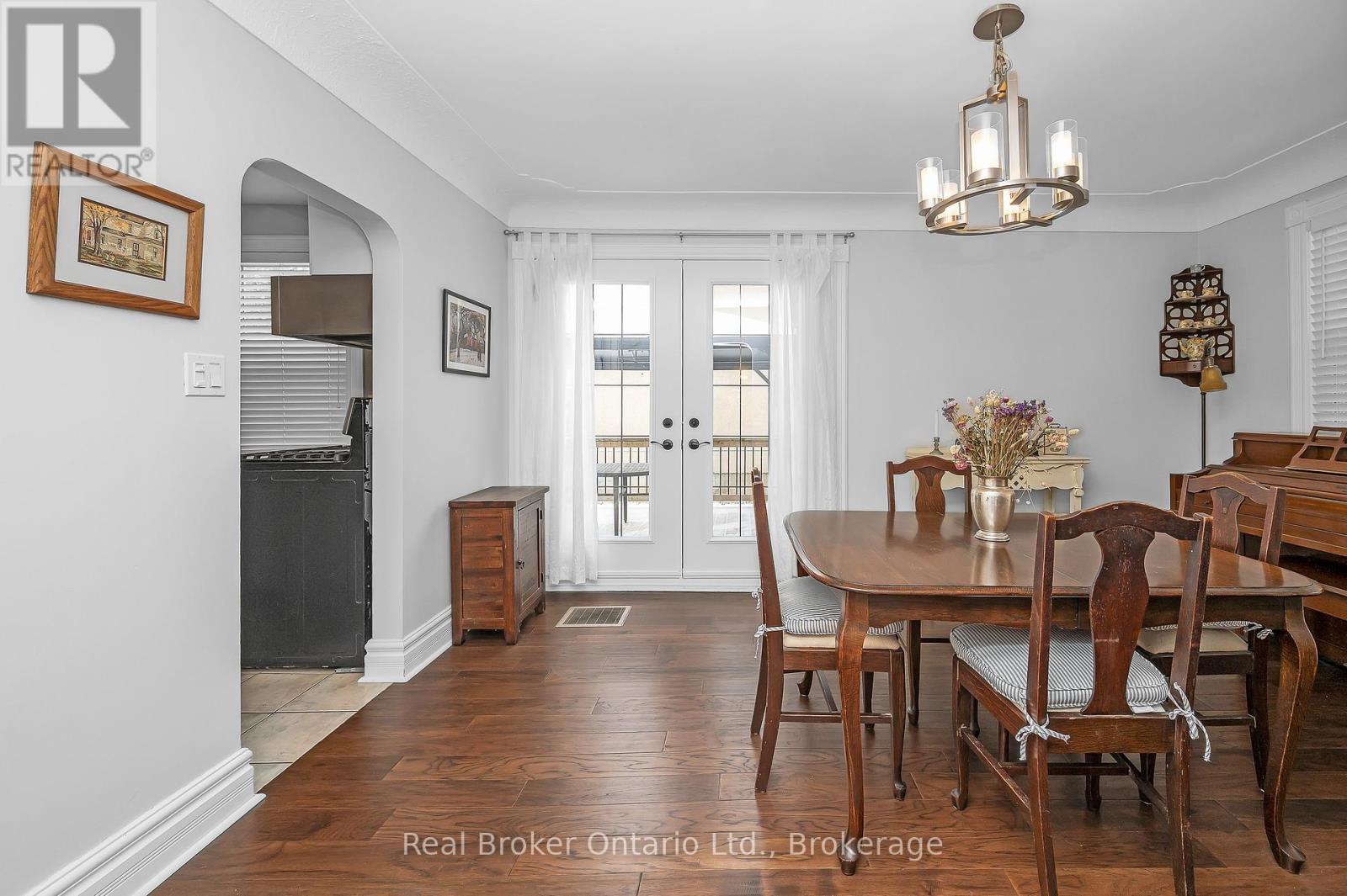 15 Maple Avenue, Hamilton, Ontario  L8G 2P1 - Photo 8 - X12823506