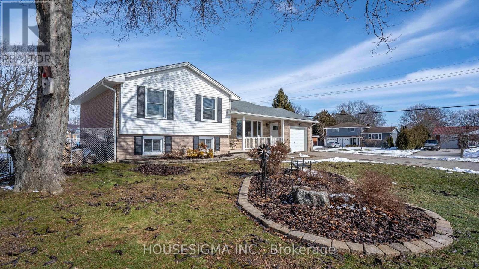 78 Peter Street, Central Elgin, Ontario  N5R 5A8 - Photo 3 - X12823398