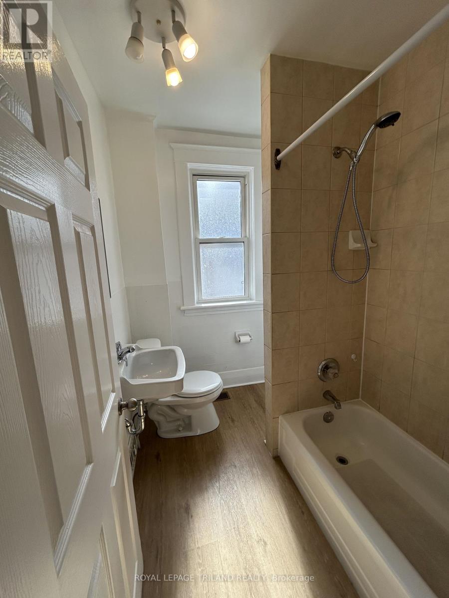 Upper - 7 Mackay Avenue, London South, Ontario  N6J 2T5 - Photo 7 - X12823584