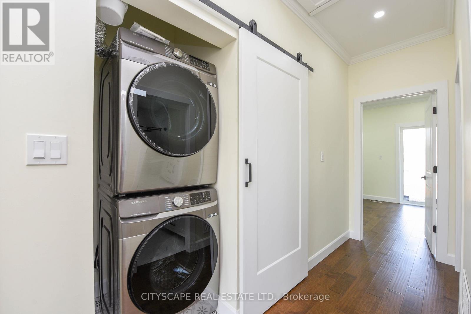 Upper - 3134 Merritt Avenue N, Mississauga, Ontario  L4T 1P3 - Photo 11 - W12823454