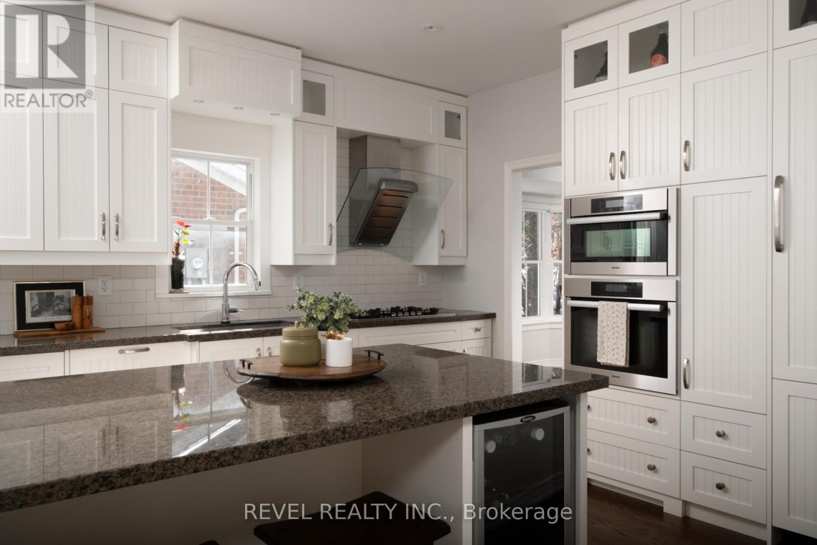 54 North Riverdale Drive, Caledon, Ontario  L7C 3K3 - Photo 10 - W12823518