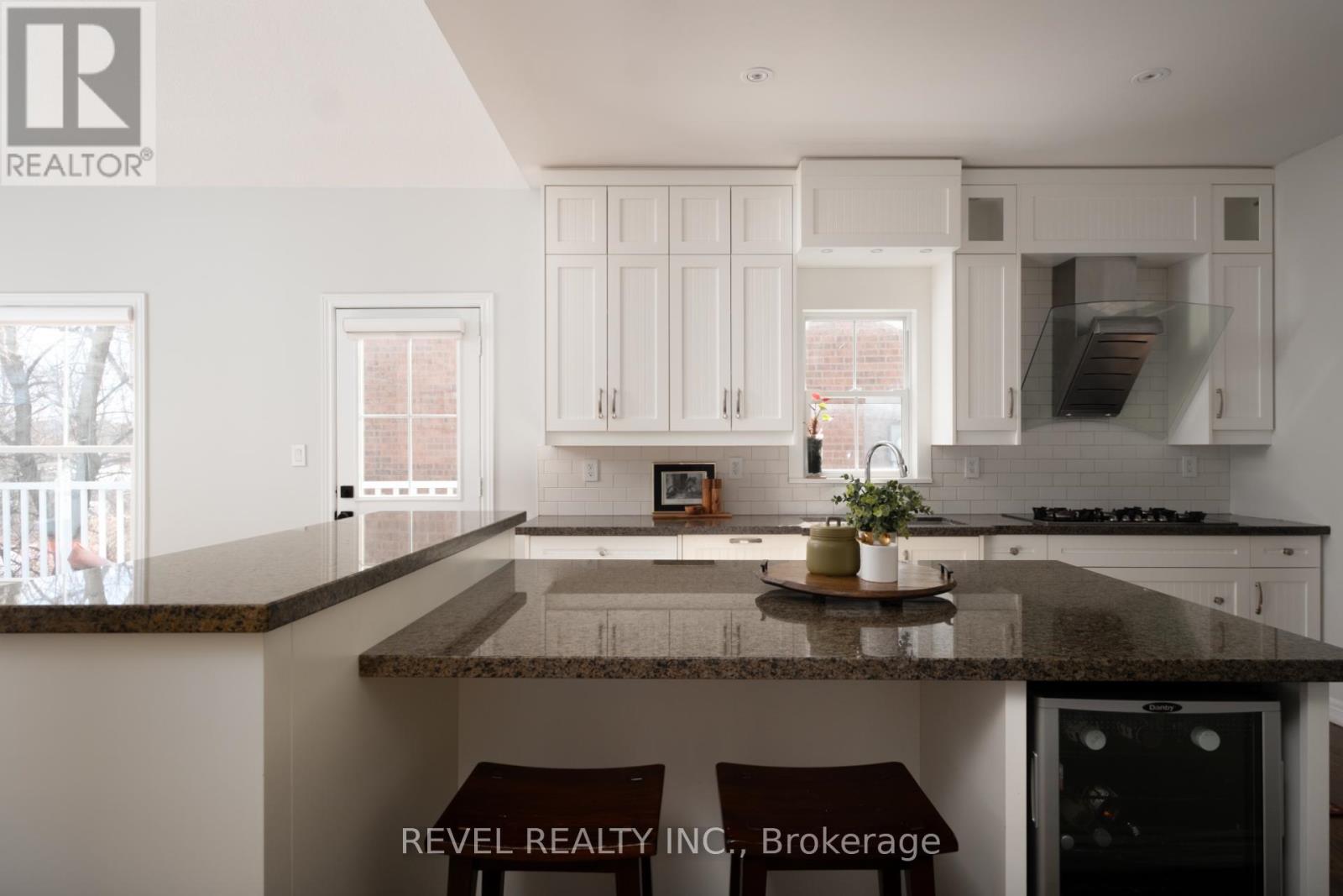 54 North Riverdale Drive, Caledon, Ontario  L7C 3K3 - Photo 11 - W12823518