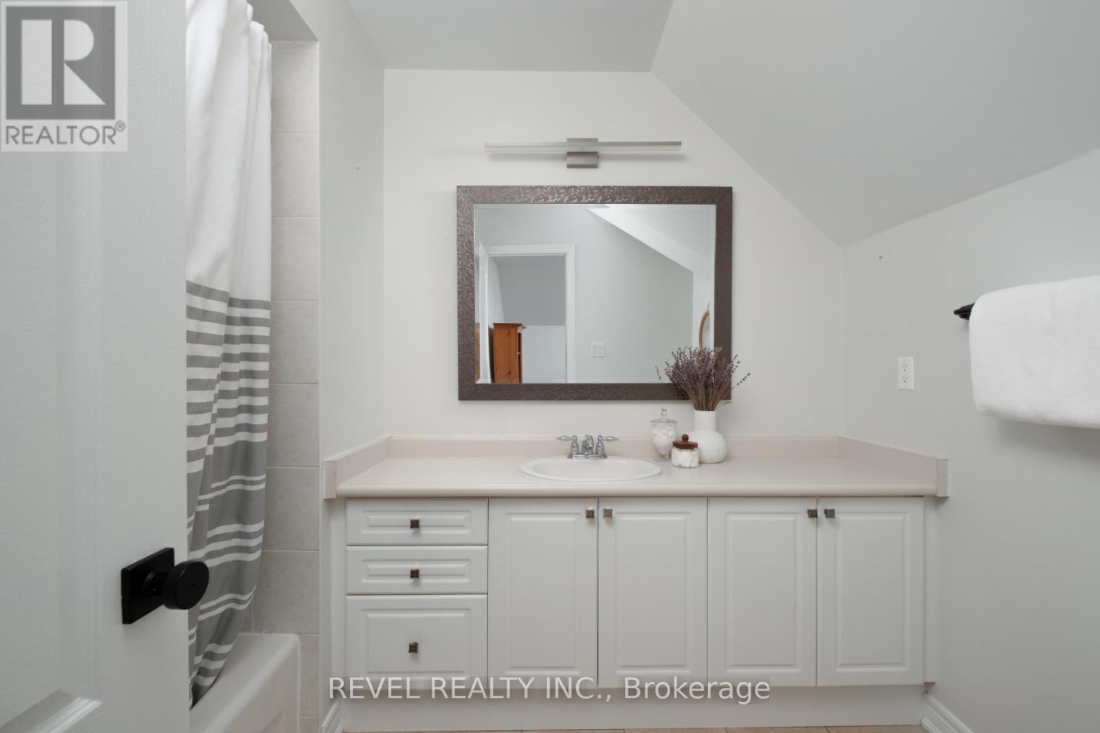 54 North Riverdale Drive, Caledon, Ontario  L7C 3K3 - Photo 31 - W12823518