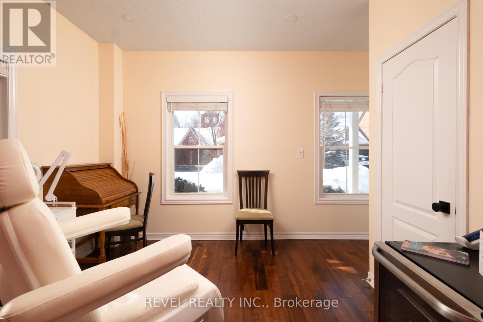 54 North Riverdale Drive, Caledon, Ontario  L7C 3K3 - Photo 4 - W12823518