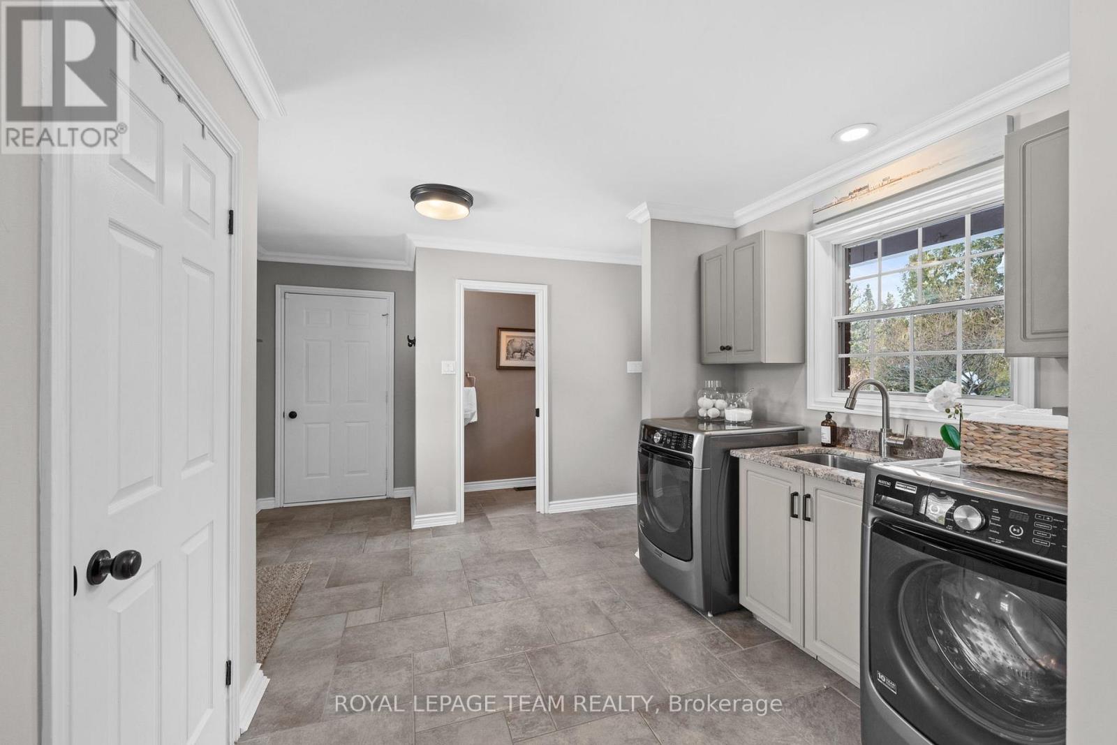 5557 Pettapiece Crescent, Ottawa, Ontario  K4M 1C5 - Photo 23 - X12823734