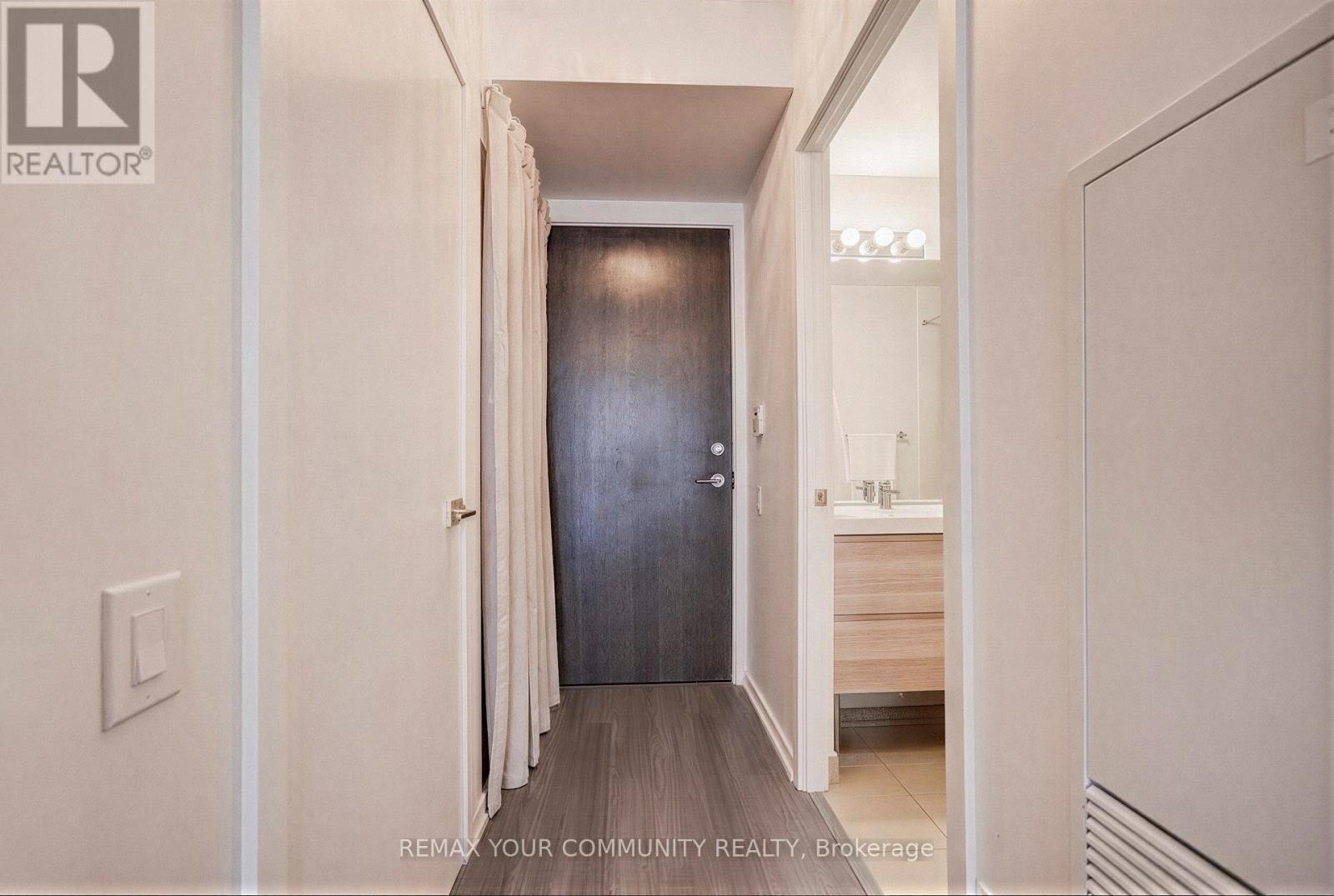 812 - 105 The Queensway, Toronto, Ontario  M6S 5B5 - Photo 4 - W12801256