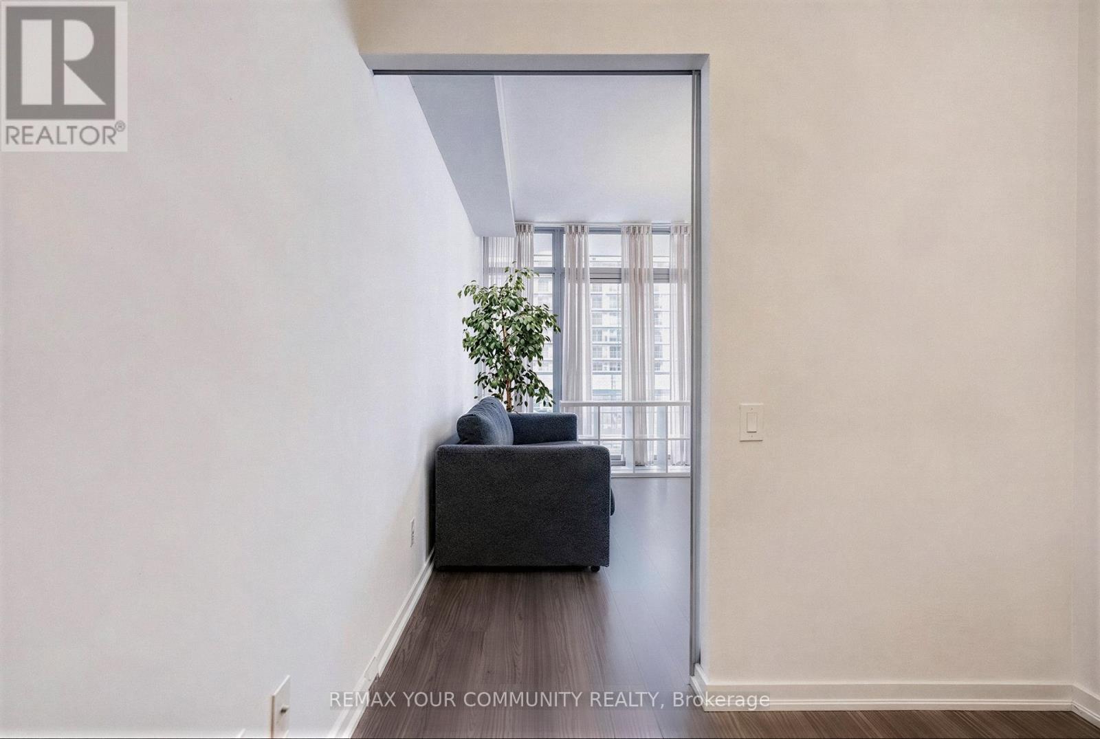 812 - 105 The Queensway, Toronto, Ontario  M6S 5B5 - Photo 5 - W12801256