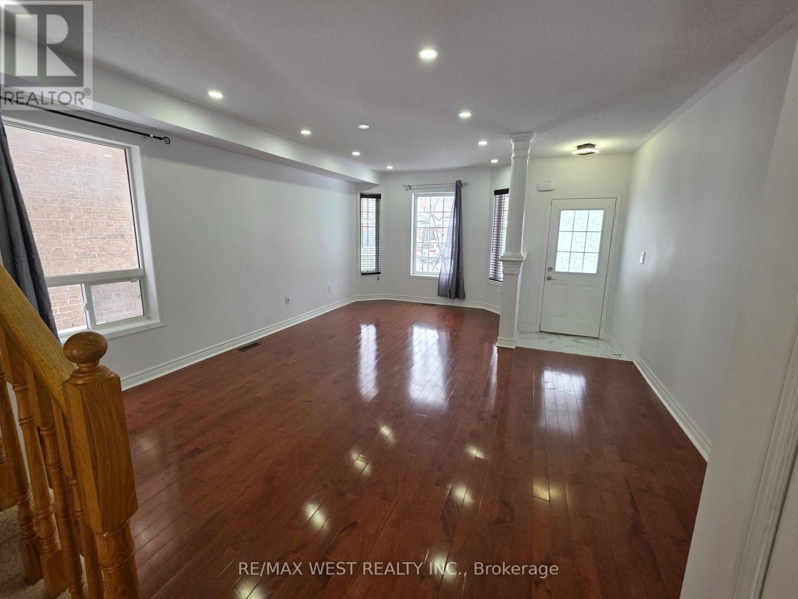 89 Matthew Boyd Crescent, Newmarket (Woodland Hill), Ontario  L3X 3C5 - Photo 4 - N12823746