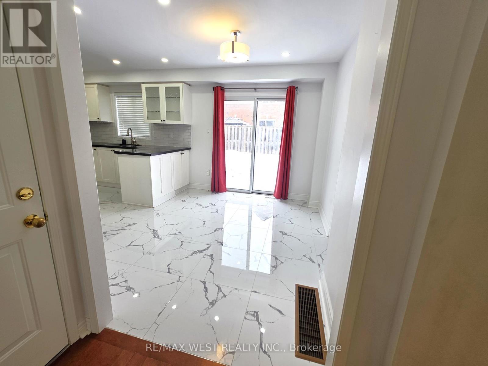 89 Matthew Boyd Crescent, Newmarket (Woodland Hill), Ontario  L3X 3C5 - Photo 5 - N12823746