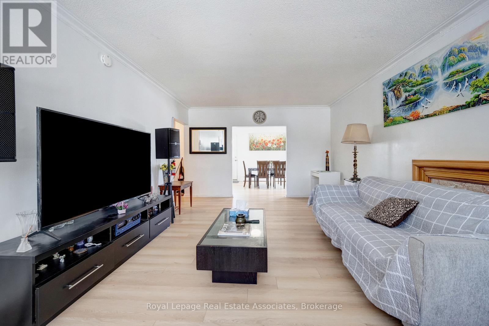 3-Br Upper - 69 Oldham Road, Toronto, Ontario  M9A 2B9 - Photo 5 - W12823648