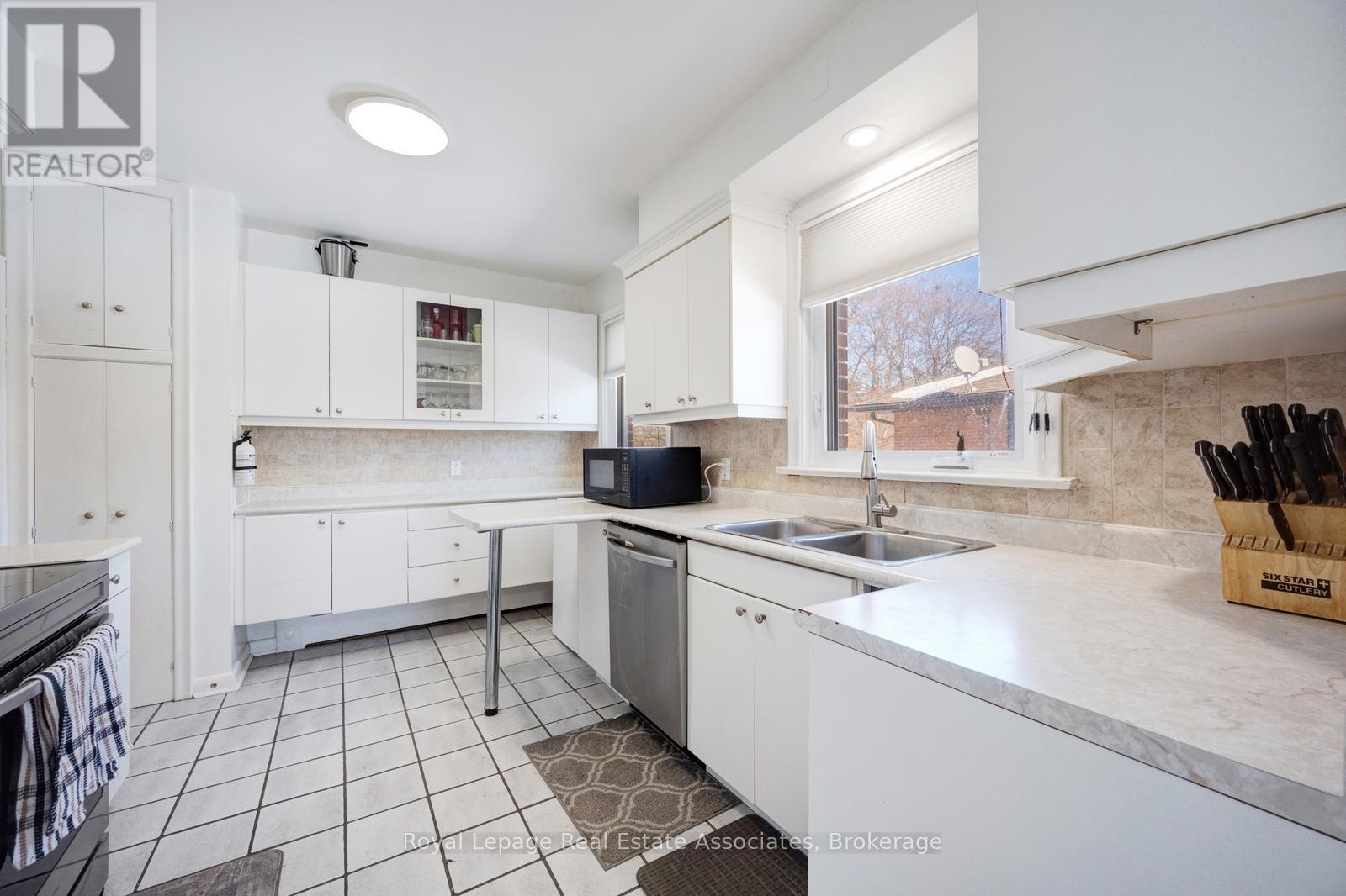 3-Br Upper - 69 Oldham Road, Toronto, Ontario  M9A 2B9 - Photo 8 - W12823648