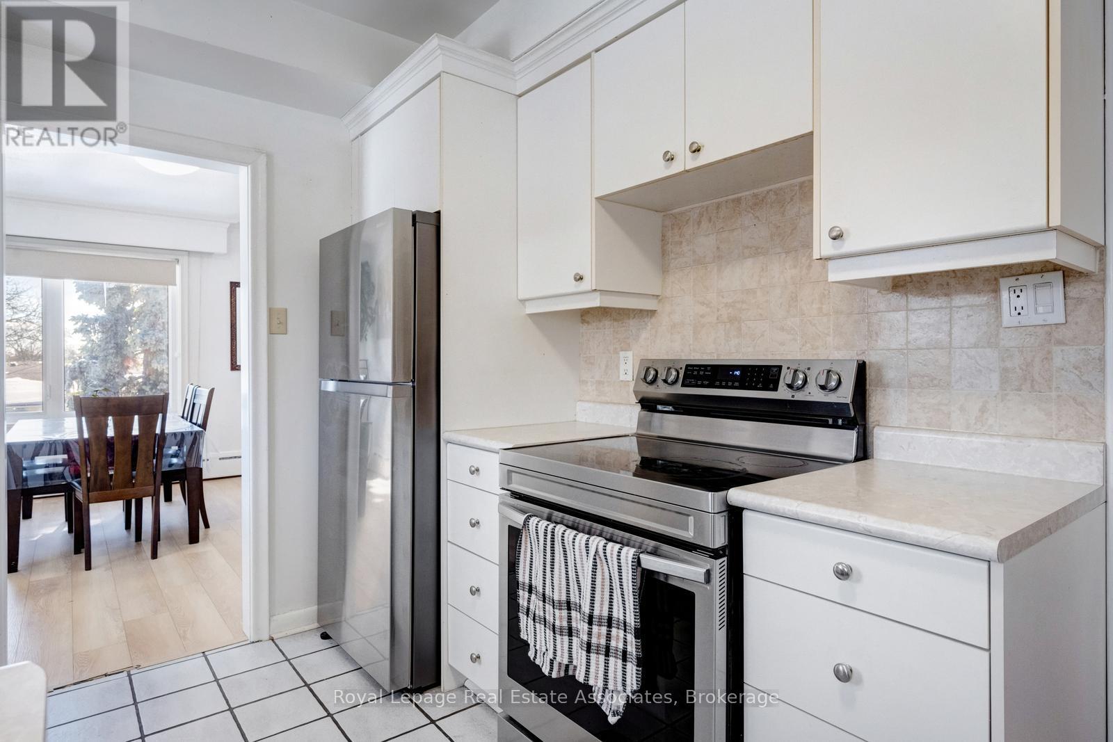 3-Br Upper - 69 Oldham Road, Toronto, Ontario  M9A 2B9 - Photo 9 - W12823648