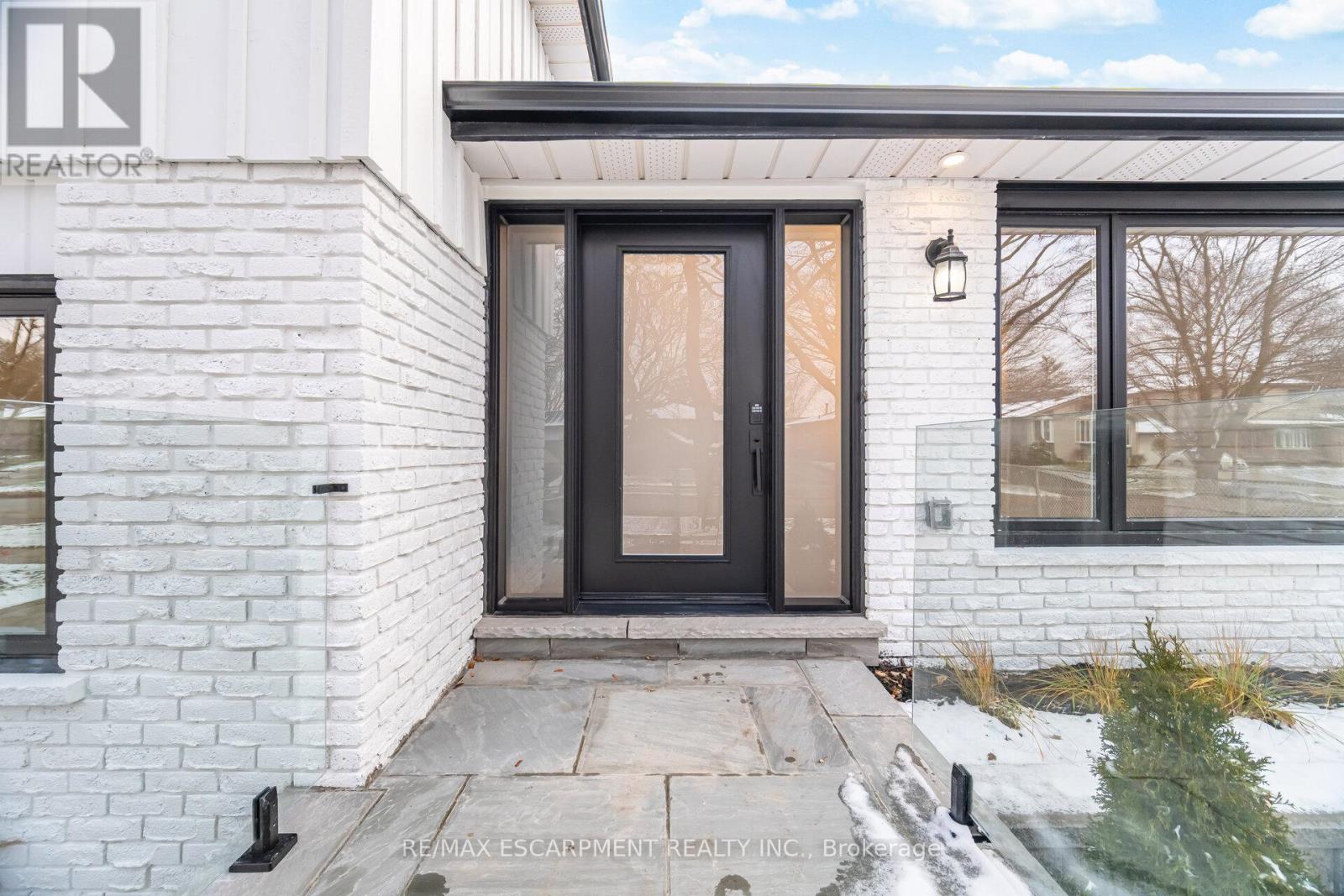 2276 Wyandotte Drive, Oakville, Ontario  L6L 2T5 - Photo 4 - W12823708