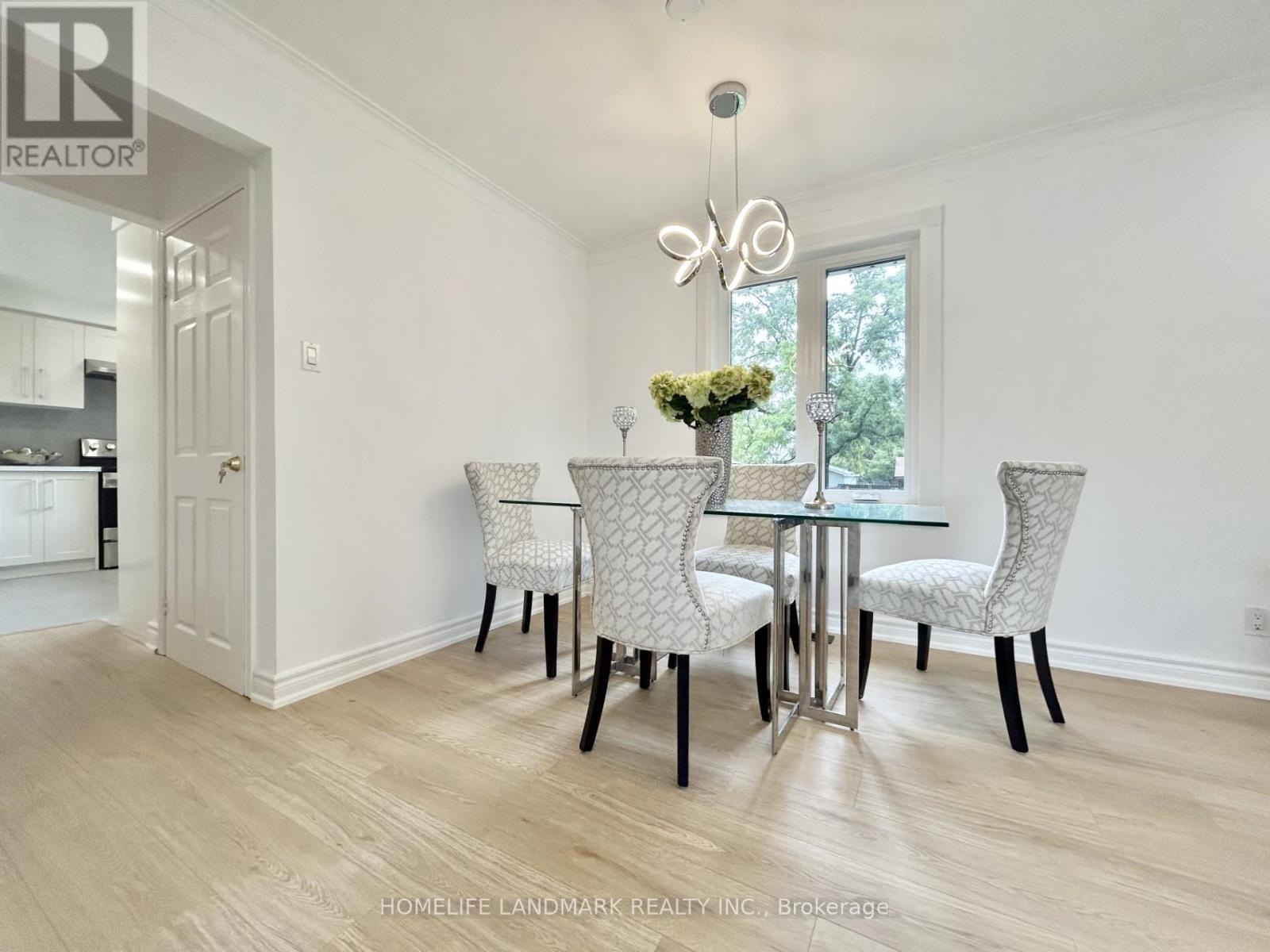 323 Elmwood Avenue, Richmond Hill, Ontario  L4C 1L7 - Photo 3 - N12661712