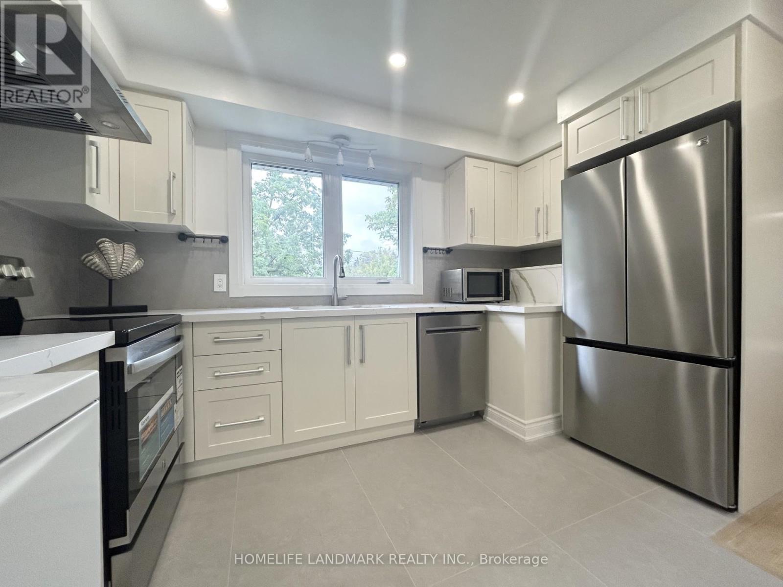 323 Elmwood Avenue, Richmond Hill, Ontario  L4C 1L7 - Photo 18 - N12661712