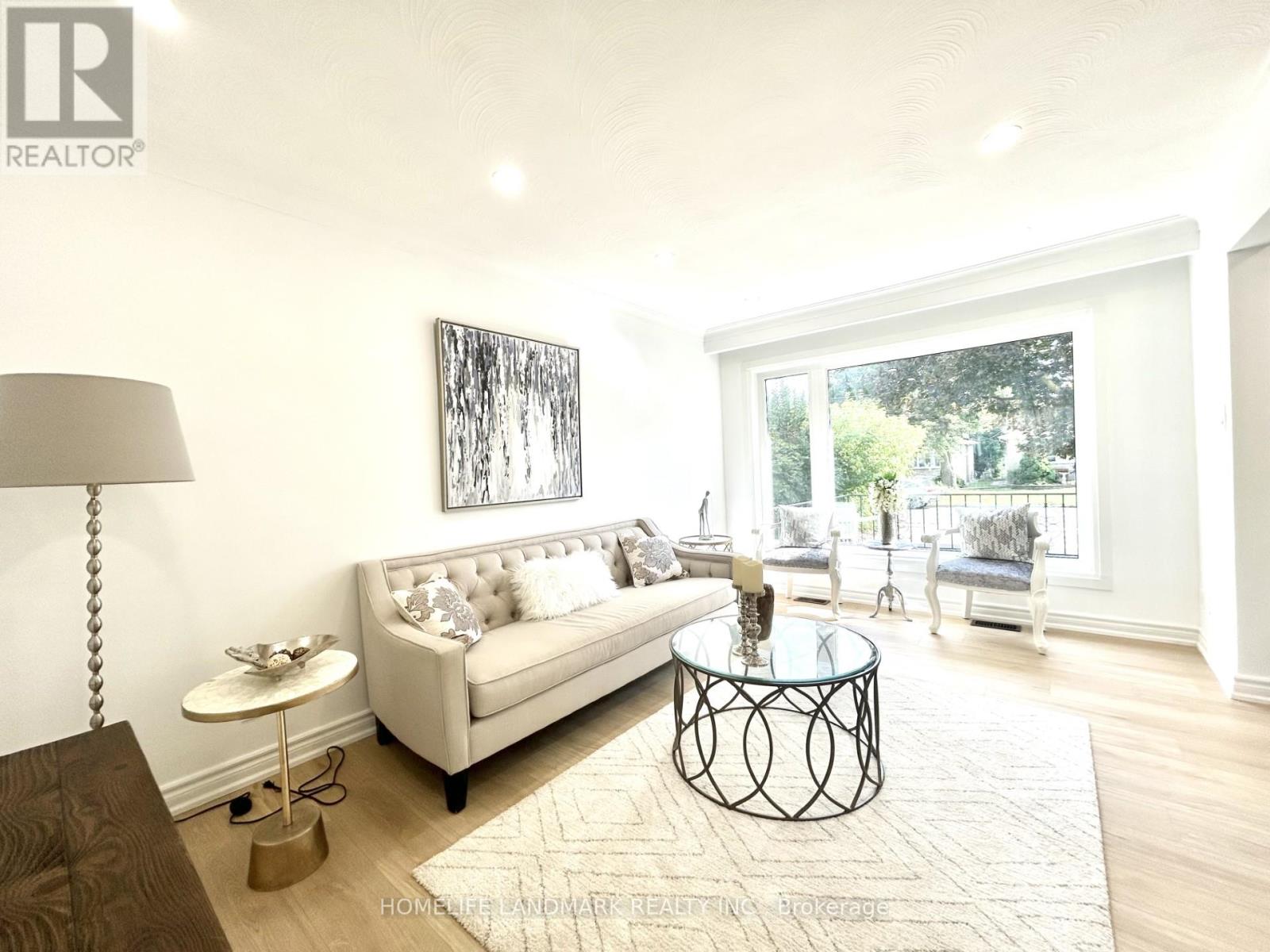 323 Elmwood Avenue, Richmond Hill, Ontario  L4C 1L7 - Photo 8 - N12661712